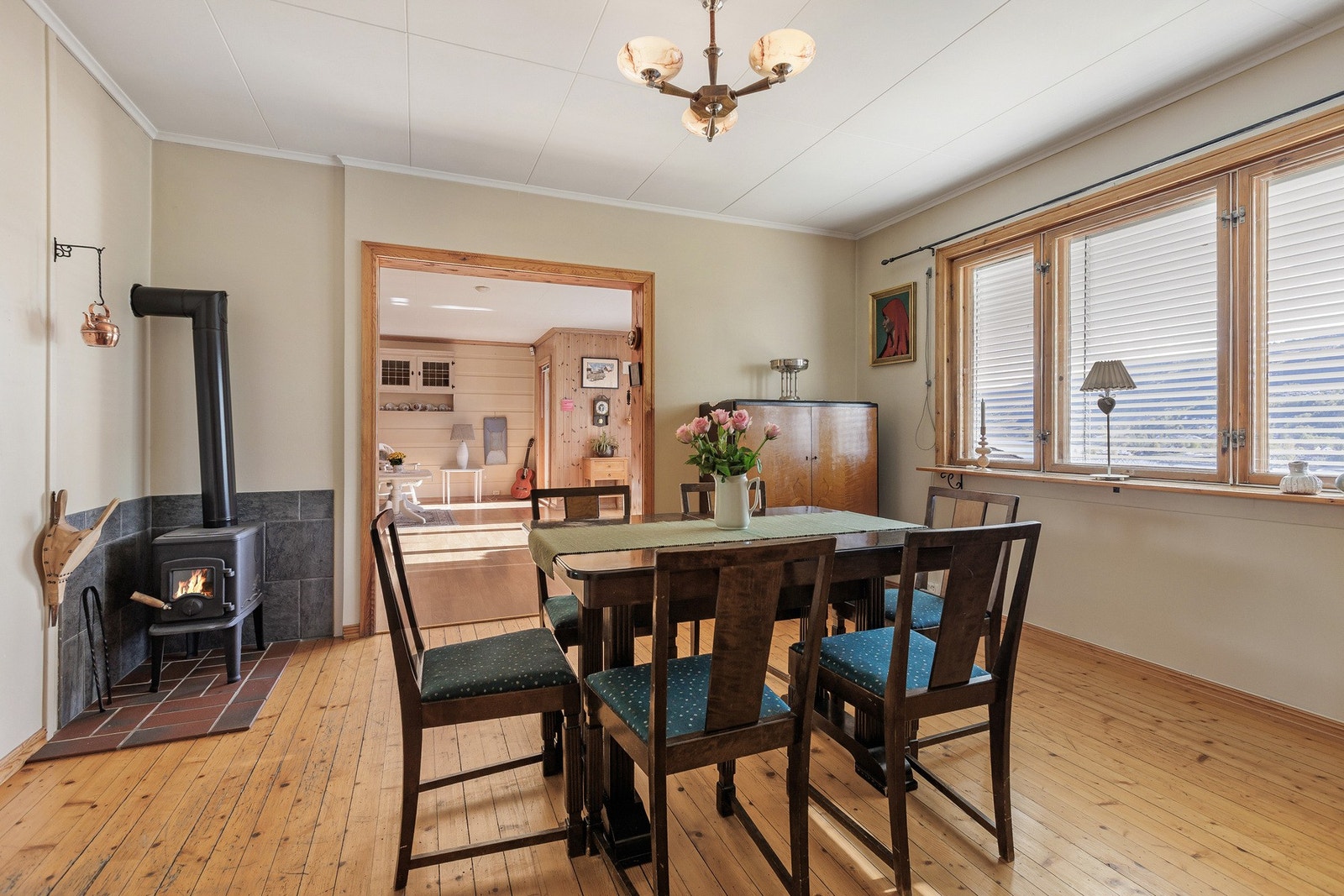 Fra hele stueområdet kan man nye den flotte utsikten over Mjøsa og Lågendeltaet. Galleribilde