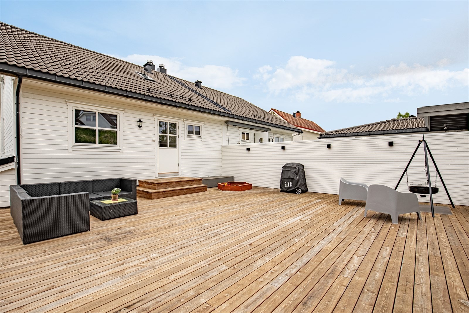 Stor, skjermet terrasse på hele 100 m² med levegg mot nabo ble oppført i 2021/2022 | tilkomst fra gang i hovedetasjen og via utvendig trapp Galleribilde