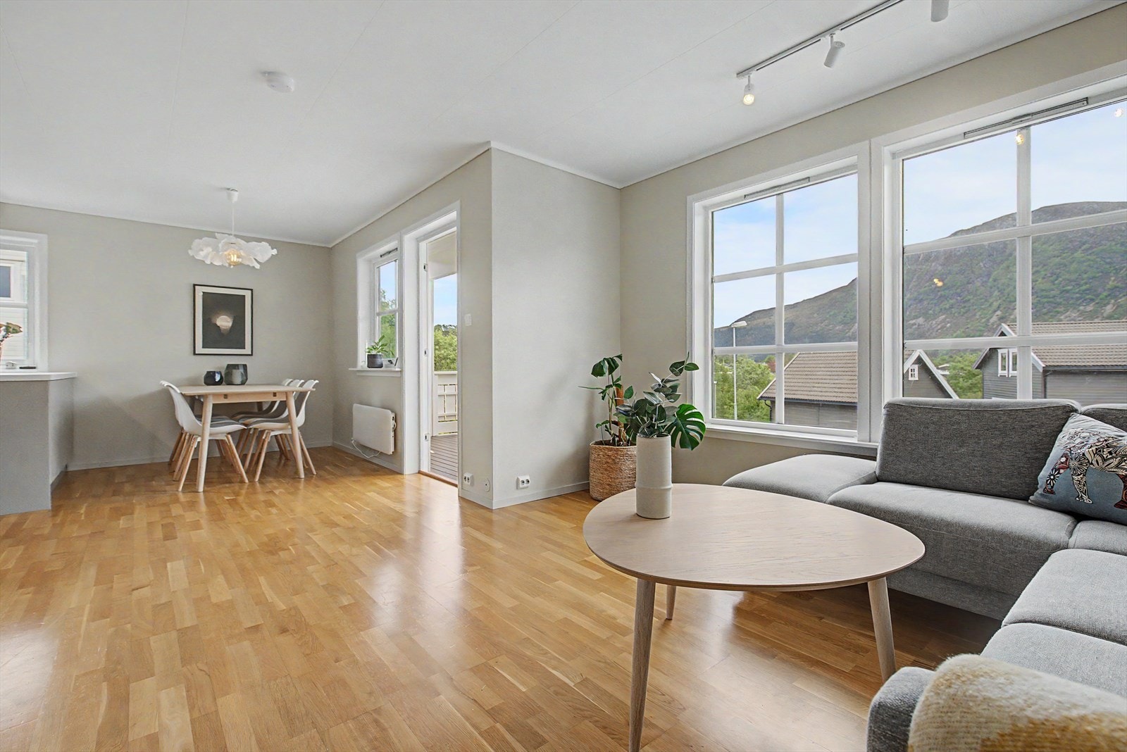 Stua har god plass til både sittegruppe og stor spisegruppe | fra stua er det utgang til østvendt, delvis overbygget veranda på ca. 8 m² Galleribilde
