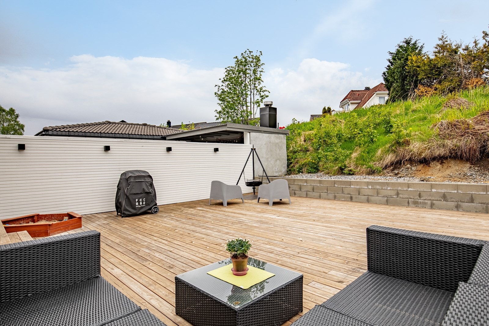 Stor, skjermet terrasse på hele 100 m² med levegg mot nabo ble oppført i 2021/2022 | tilkomst fra gang i hovedetasjen og via utvendig trapp Galleribilde