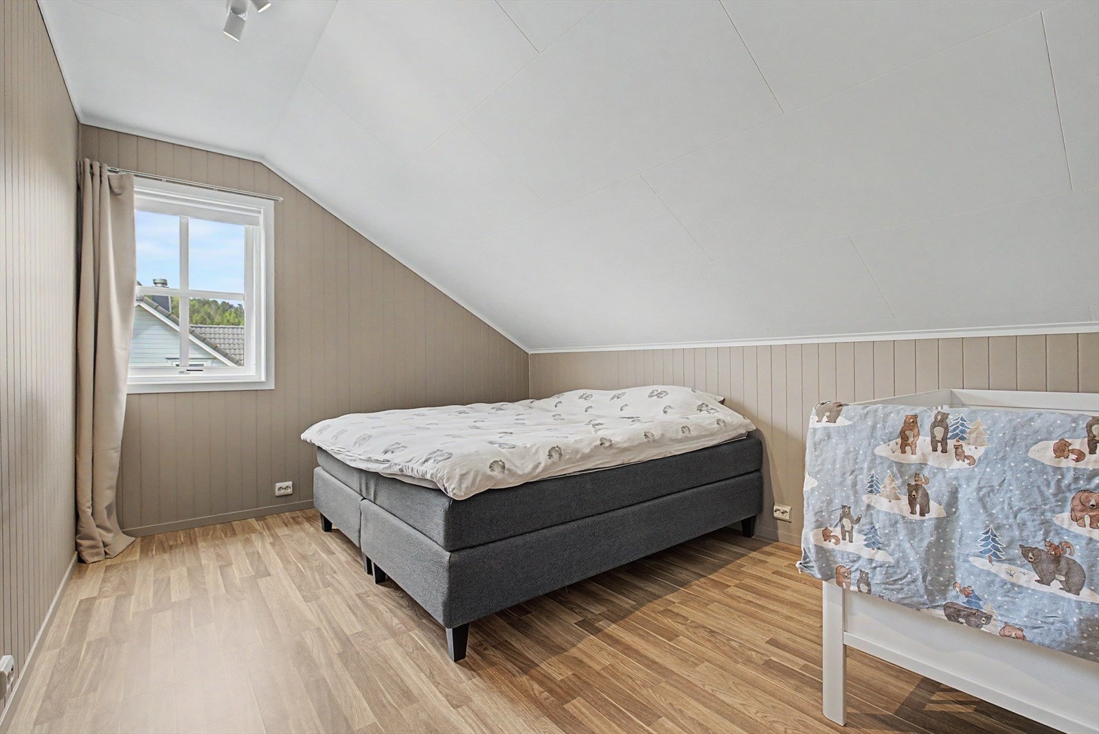 Soverom 2 på loft | plantegninger av loftet fremgår ikke av byggemeldte tegninger | innredning av loftet er et søknadpliktig tiltak. Loftet ble innredet ca. 2012, men er ikke blitt omsøkt. Rommet er derfor ikke formelt godkjent som rom for varig opphold. Galleribilde