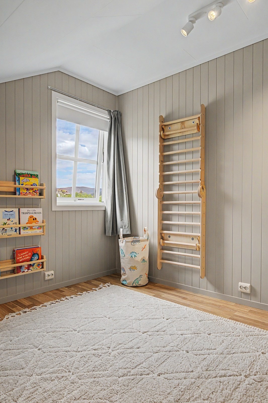 Soverom 1 på loft | plantegninger av loftet fremgår ikke av byggemeldte tegninger | innredning av loftet er et søknadpliktig tiltak. Loftet ble innredet ca. 2012, men er ikke blitt omsøkt. Rommet er derfor ikke formelt godkjent som rom for varig opphold. Galleribilde