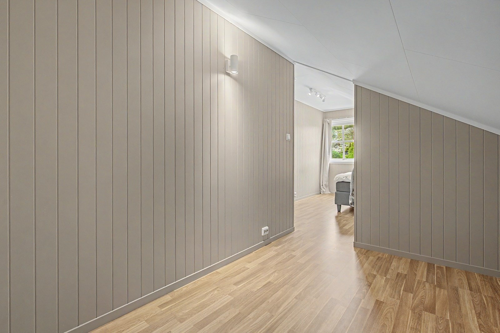 Soverom 2 på loft | plantegninger av loftet fremgår ikke av byggemeldte tegninger | innredning av loftet er et søknadpliktig tiltak. Loftet ble innredet ca. 2012, men er ikke blitt omsøkt. Rommet er derfor ikke formelt godkjent som rom for varig opphold. Galleribilde