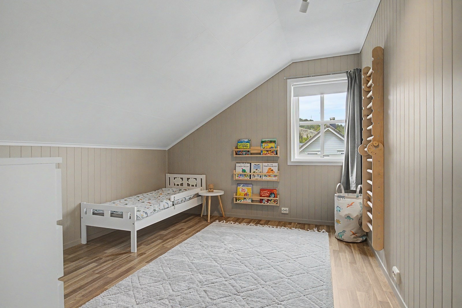 Soverom 1 på loft | plantegninger av loftet fremgår ikke av byggemeldte tegninger | innredning av loftet er et søknadpliktig tiltak. Loftet ble innredet ca. 2012, men er ikke blitt omsøkt. Rommet er derfor ikke formelt godkjent som rom for varig opphold. Galleribilde