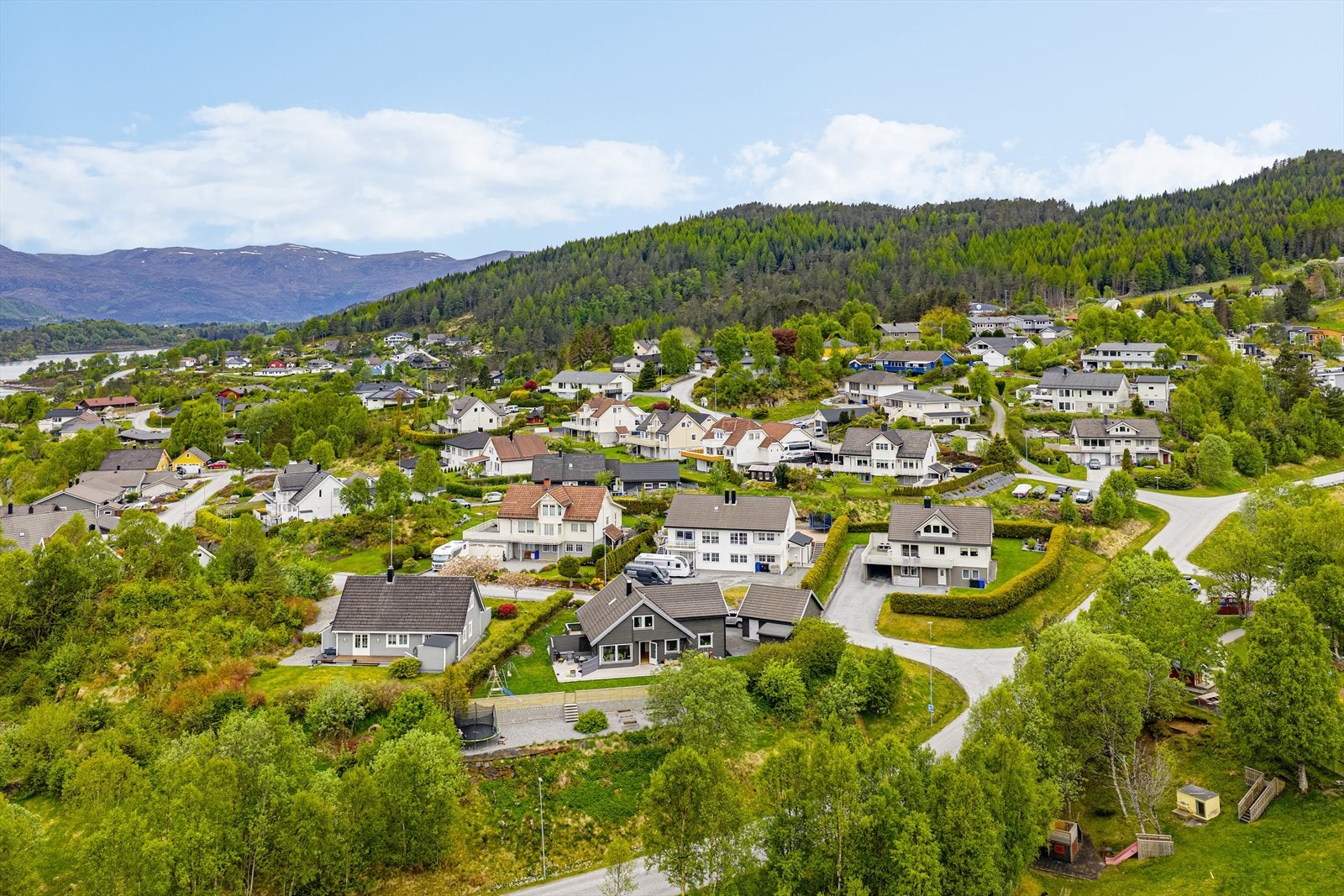 Oversiktsbilde | boligen ligger fint til i et etablert, rolig og barnevennlig område på Sundgot Galleribilde