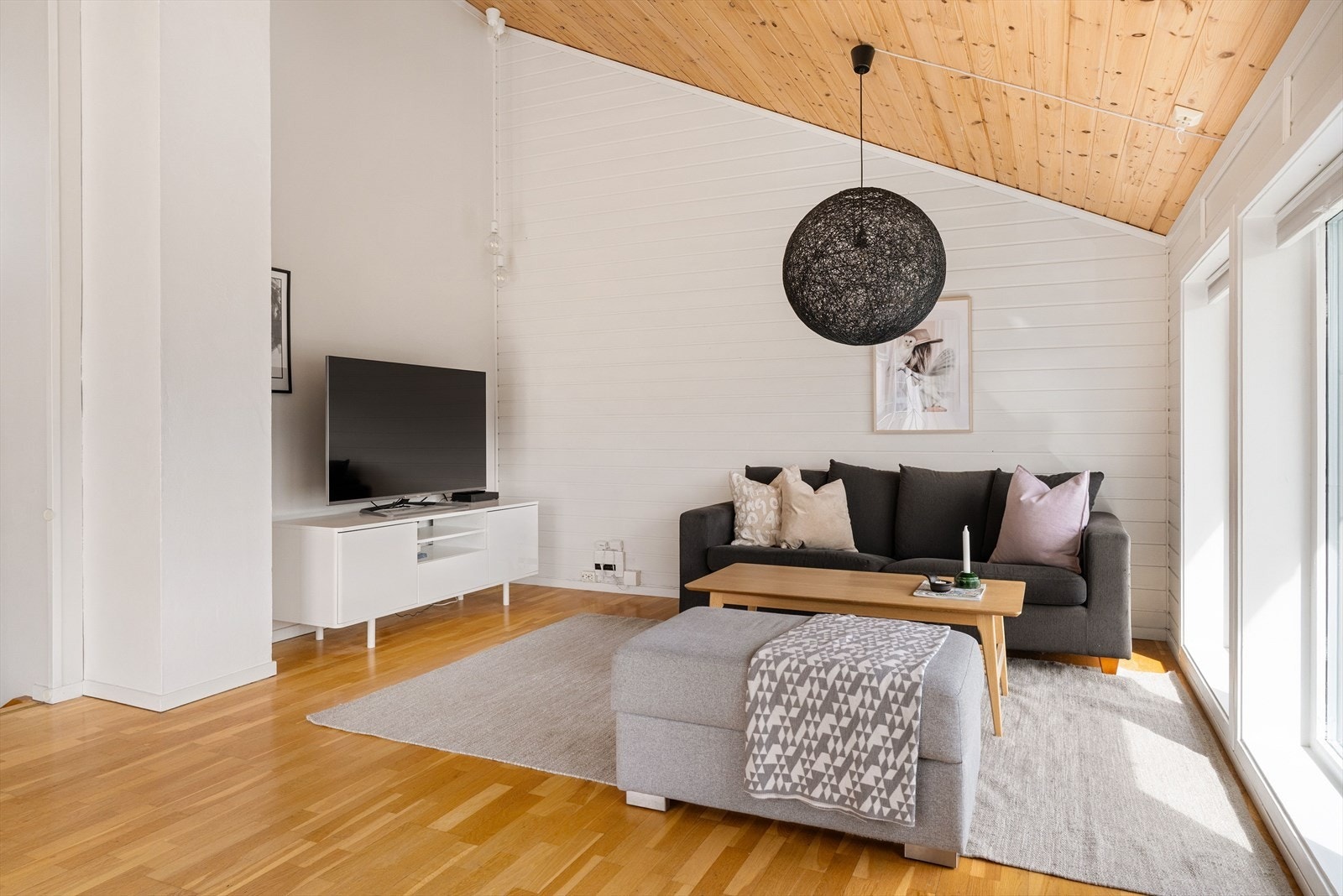 Boligen er tilknyttet fiber tilkobling fra både Telia og NTE. Selger har benyttet seg av Altibox og RiksTV som leverandør av TV- og bredbåndstjenester. Galleribilde