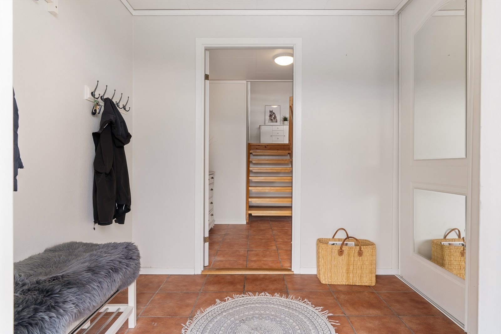 Inngangspartiet har en særdeles romslig størrelse og det flislagte partiet er utstyrt med gulvvarme. Galleribilde