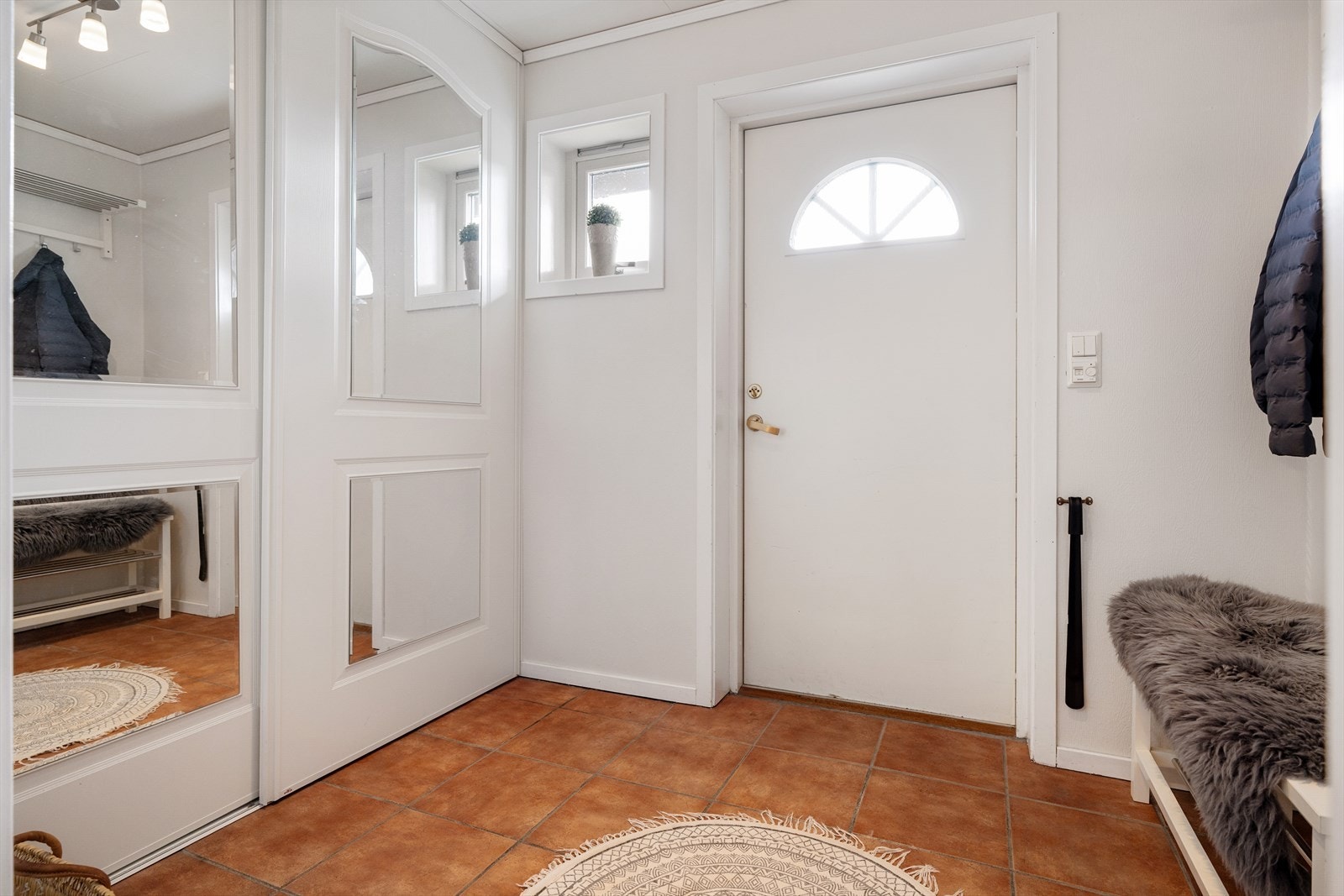 Det er godt med rom for klesavheng på knagger og i skyvedørsgarderobe som inneholder Elfa innredning. Galleribilde
