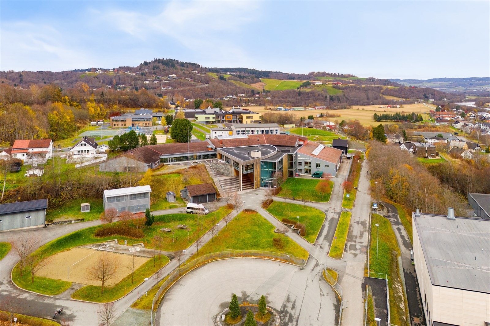 Boligen sogner til Gimse barne- og ungdomsskole. Skolene ligger ca. 2,5km fra boligen og det tar 5-7 minutter å kjøre. Melhus vgs er fremste bygg med barne- og ungdomsskolen i bakkant. Galleribilde