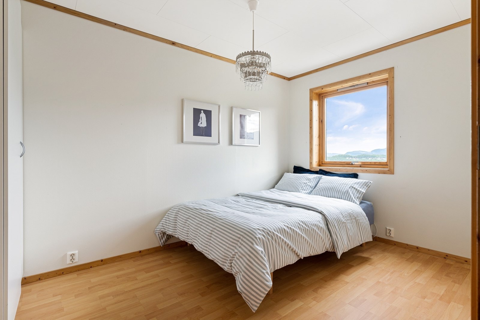 Soverom I ligger på første halvplan og måler 10 m². Et fint og romslig soverom med garderobeskap. Soverommet nyter ekstra godt av lokaliseringen med sol i morgentimene, og oppleves svalt om nettene. Galleribilde