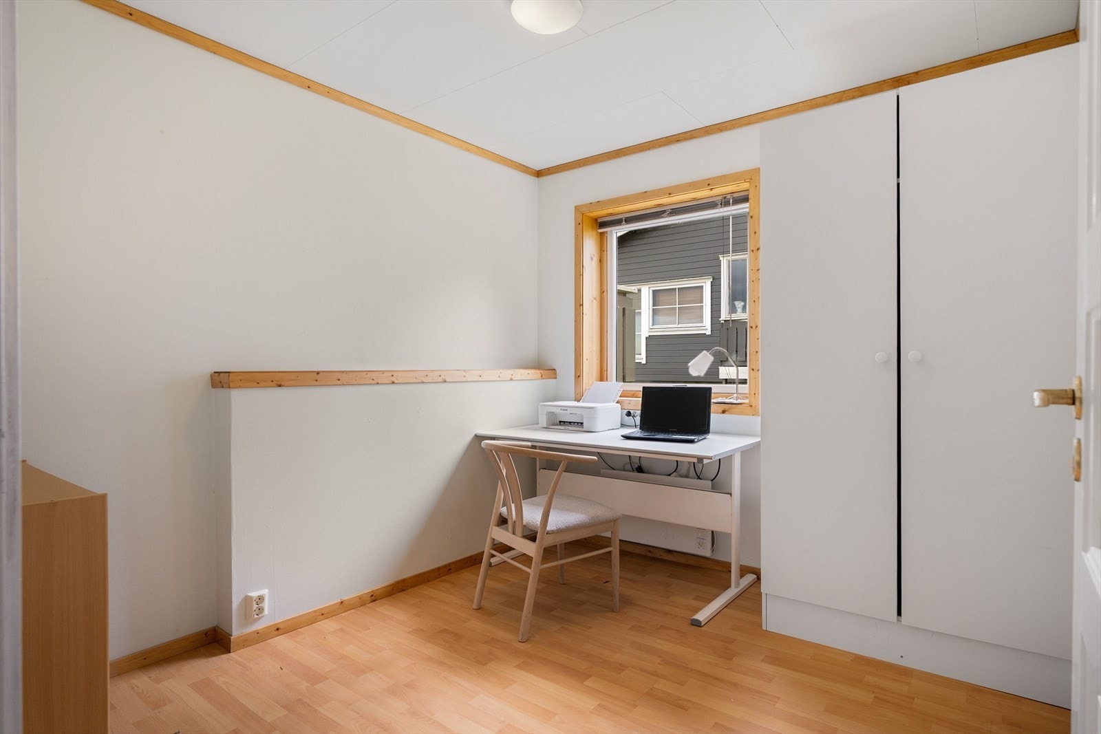 Soverom II måler 8 m². Et romslig og svalt soverom som i dag er benyttet til kontor. God plass til ønsket soveromsinnredning og garderobeskap som medfølger handelen. Kanskje det er et fremtidig barnerom? Galleribilde