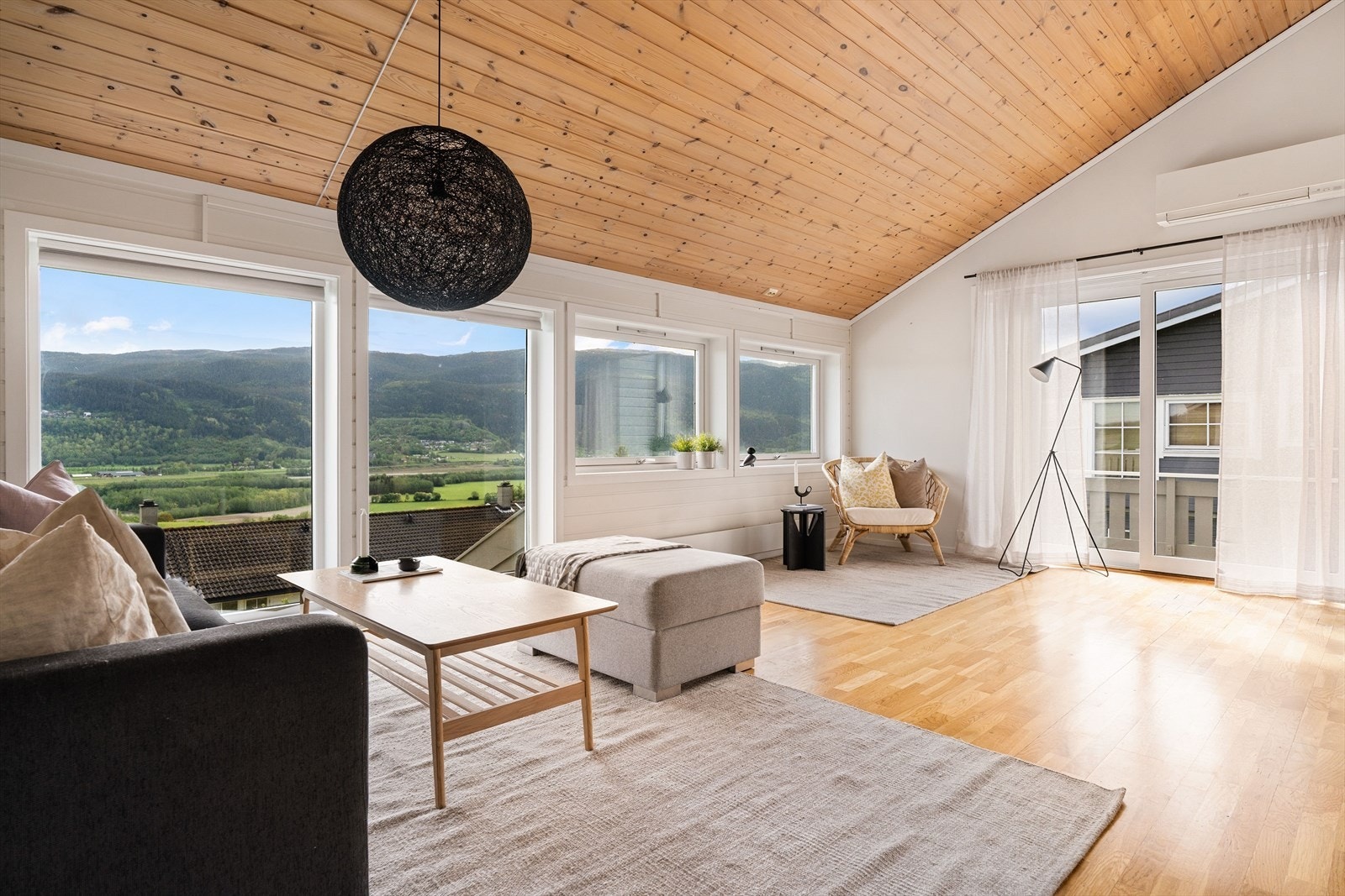 En innholdsrik halvpart av tomannsbolig i et etablert og koselig nabolag, med fri utsikt mot Melhus sentrum og Vassfjellet. Galleribilde