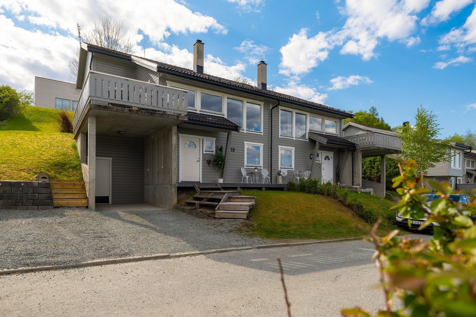 Boligen er en del av en velfungerende velforening som tar seg av vedlikehold, snøbrøyting og strøing av området. Her kommer du hjem til en romslig og innflytningsklar familiebolig der du parkerer i carport eller gruslagt gårdsplass. Sportsbod bak carport. Galleribilde