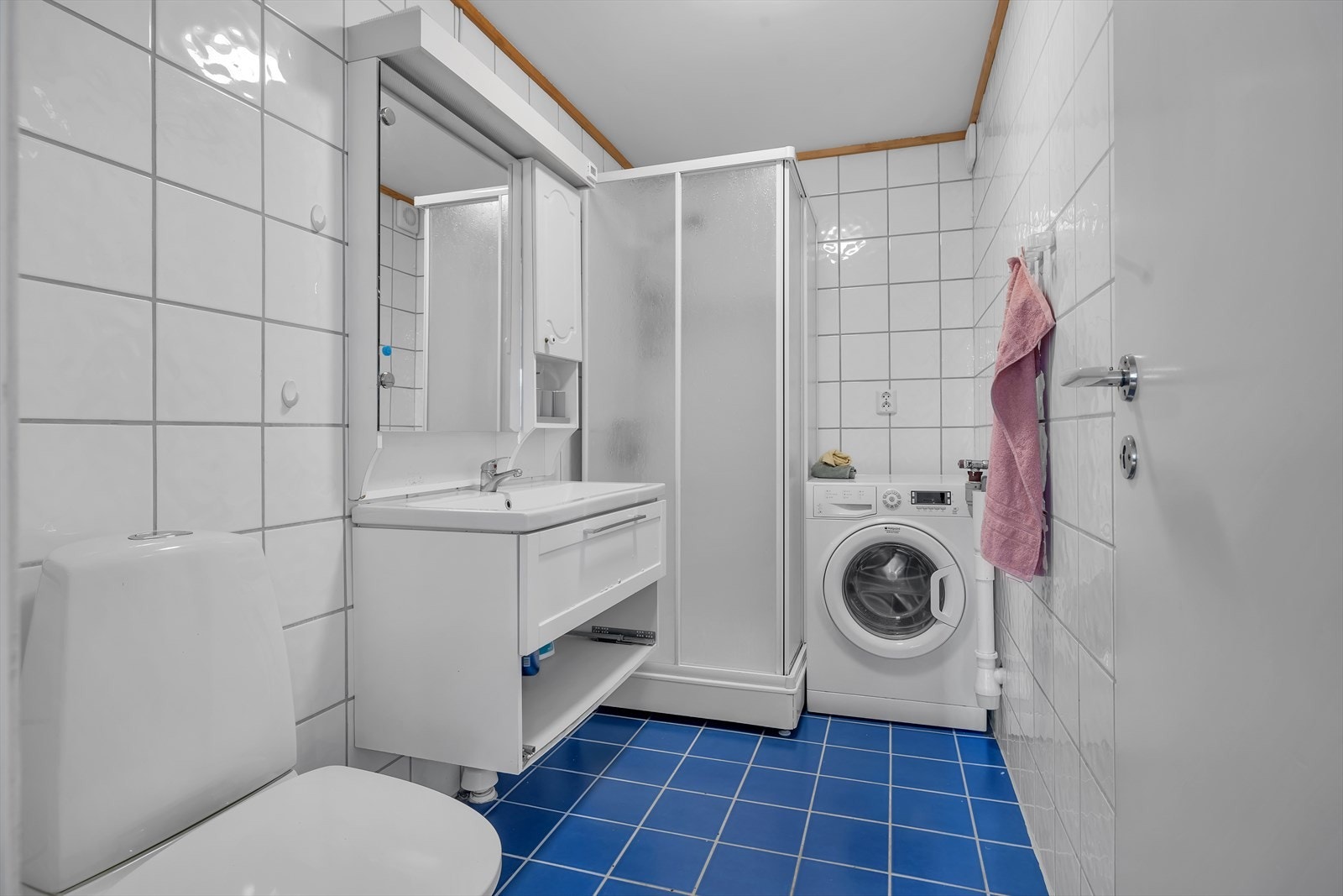 Dusjkabinett på badet. Galleribilde