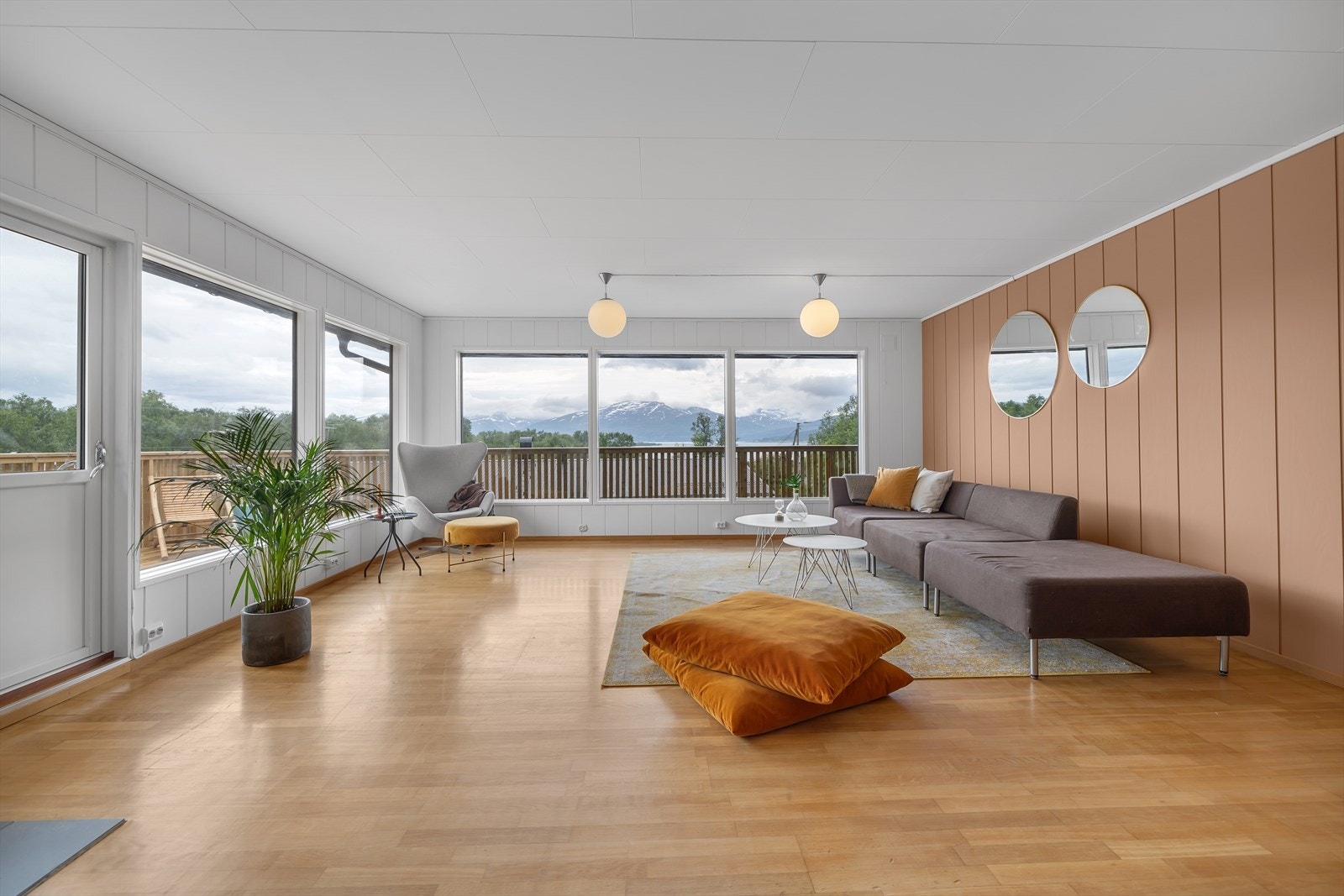 Store vindusflater slipper inn rikelig med naturlig lys. Galleribilde
