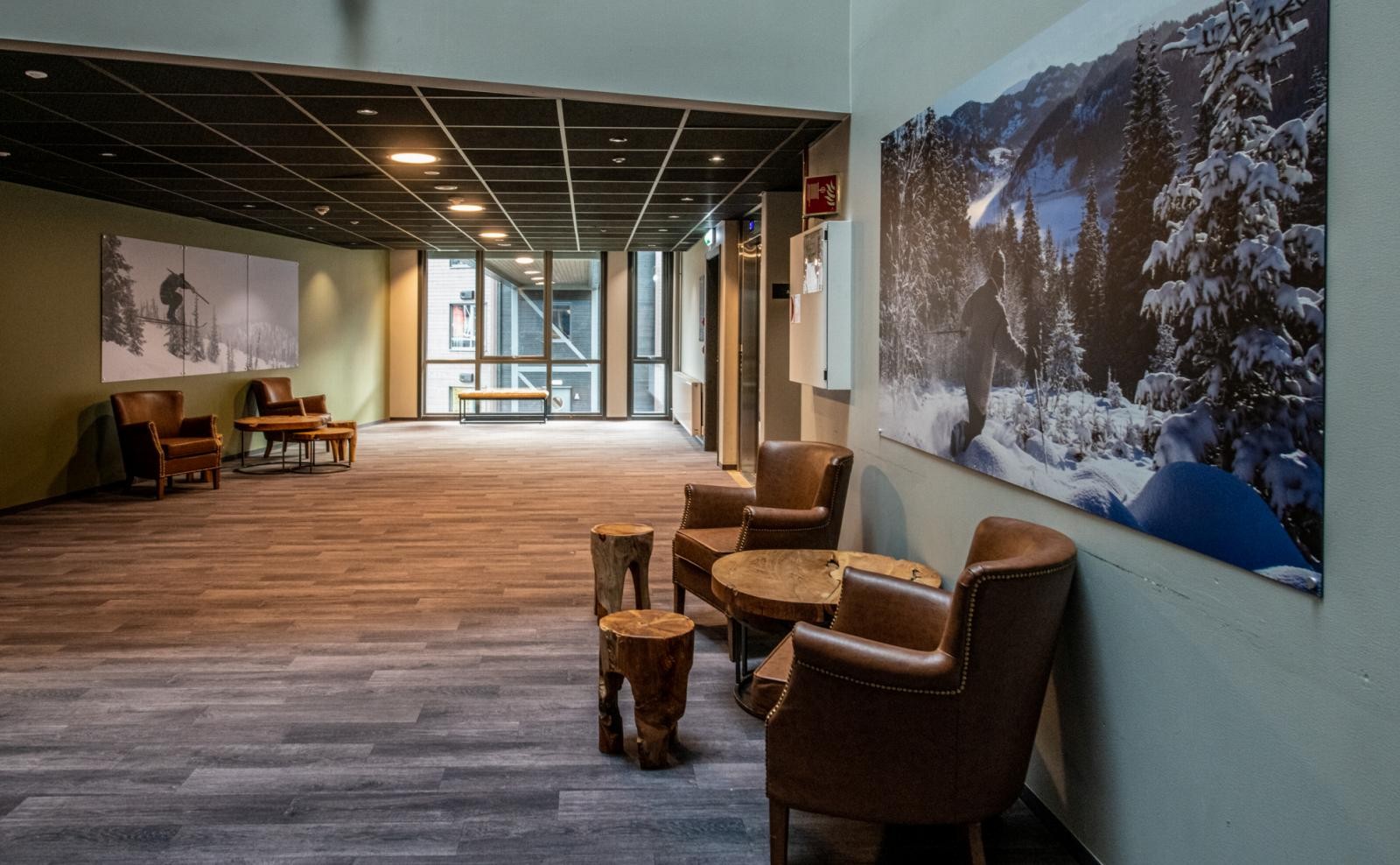 Felles lobby for Lodge A og Lodge B. Leilighet B225 ligger over innvendig gangbro til bygg B. Galleribilde