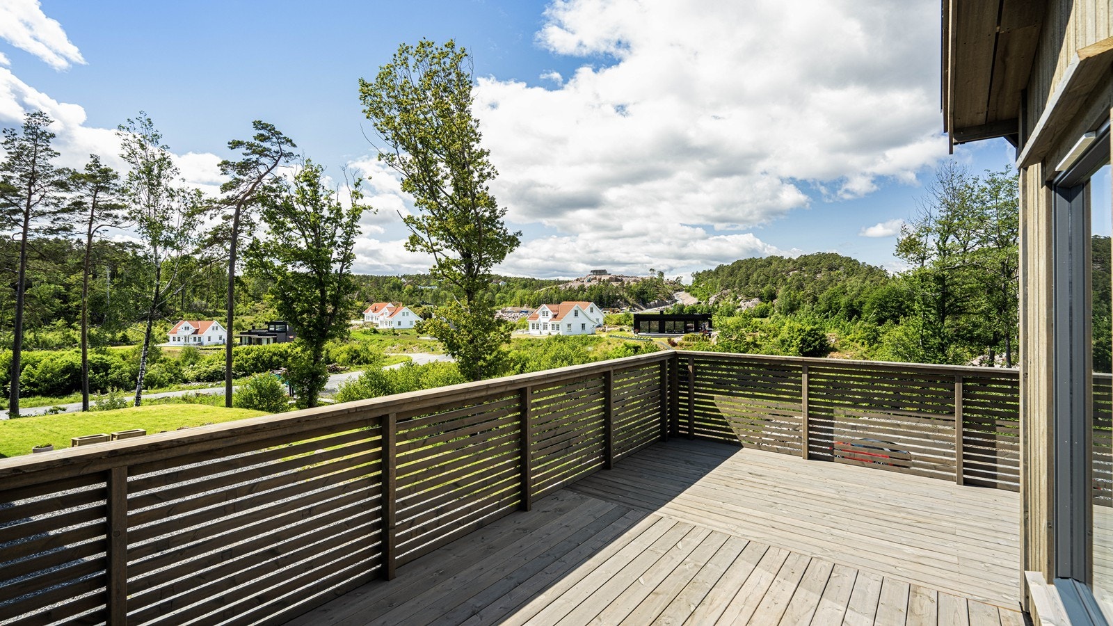 Det er gode innredningsmuligheter med plass til flere sittegrupper, planter og grill. Galleribilde
