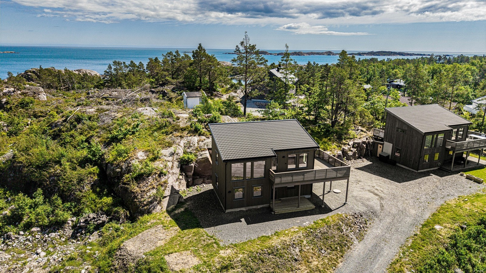 Hytta har en fantastisk beliggenhet med kort vei til sjøen. Galleribilde
