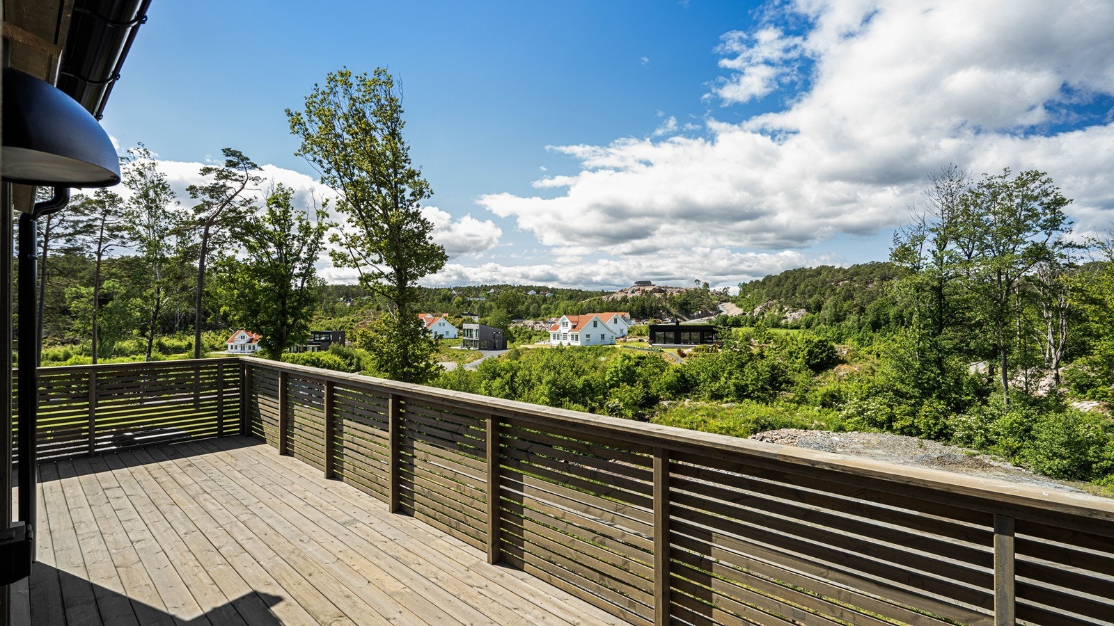 Fra stuen er det utgang til en stor terrasse på 26 m². Galleribilde