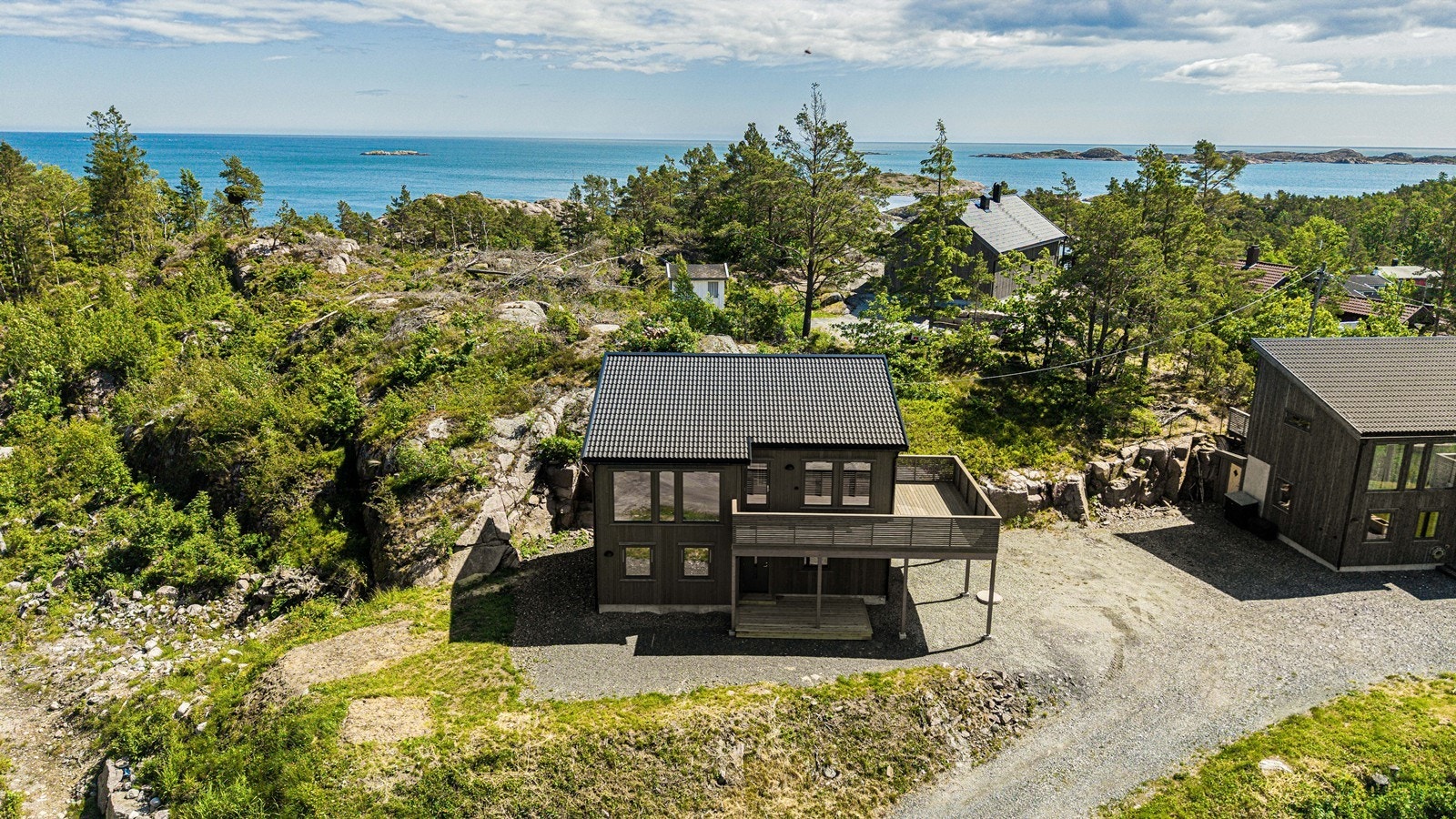 Hytta ligger i naturskjønne omgivelser på Grefstad, med kort vei til nydelige badestrender som bl.a. i Grefstadvika, småholmer i nærheten eller på Valløyene. Ypperlig utgangspunkt for båtturer i vakker skjærgård og fine turområde også på landsiden. Galleribilde