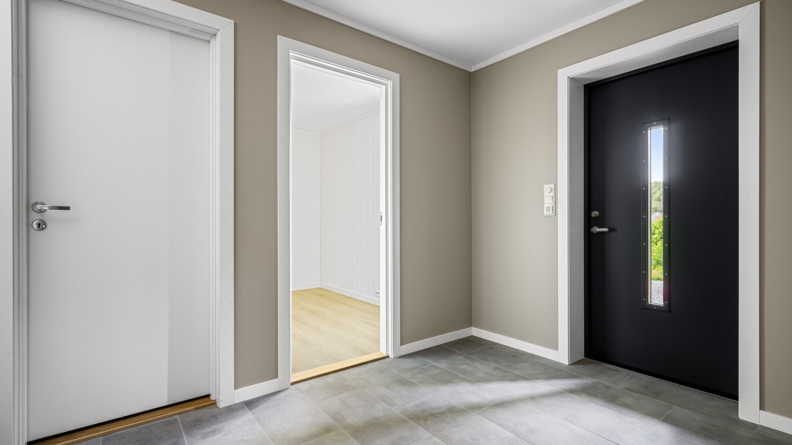 Vel inne møtes man av en hyggelig entré med praktisk, flislagt gulv og plass til å henge fra seg yttertøy. Galleribilde