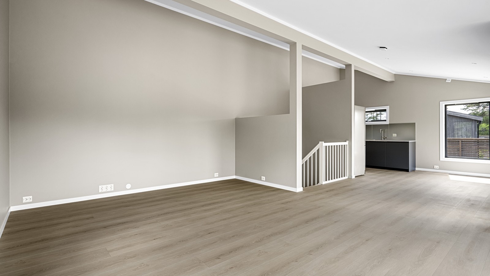 Her er det gode innredningsmuligheter med plass til sofagruppe, spisebord og annet ønsket møblement. Galleribilde