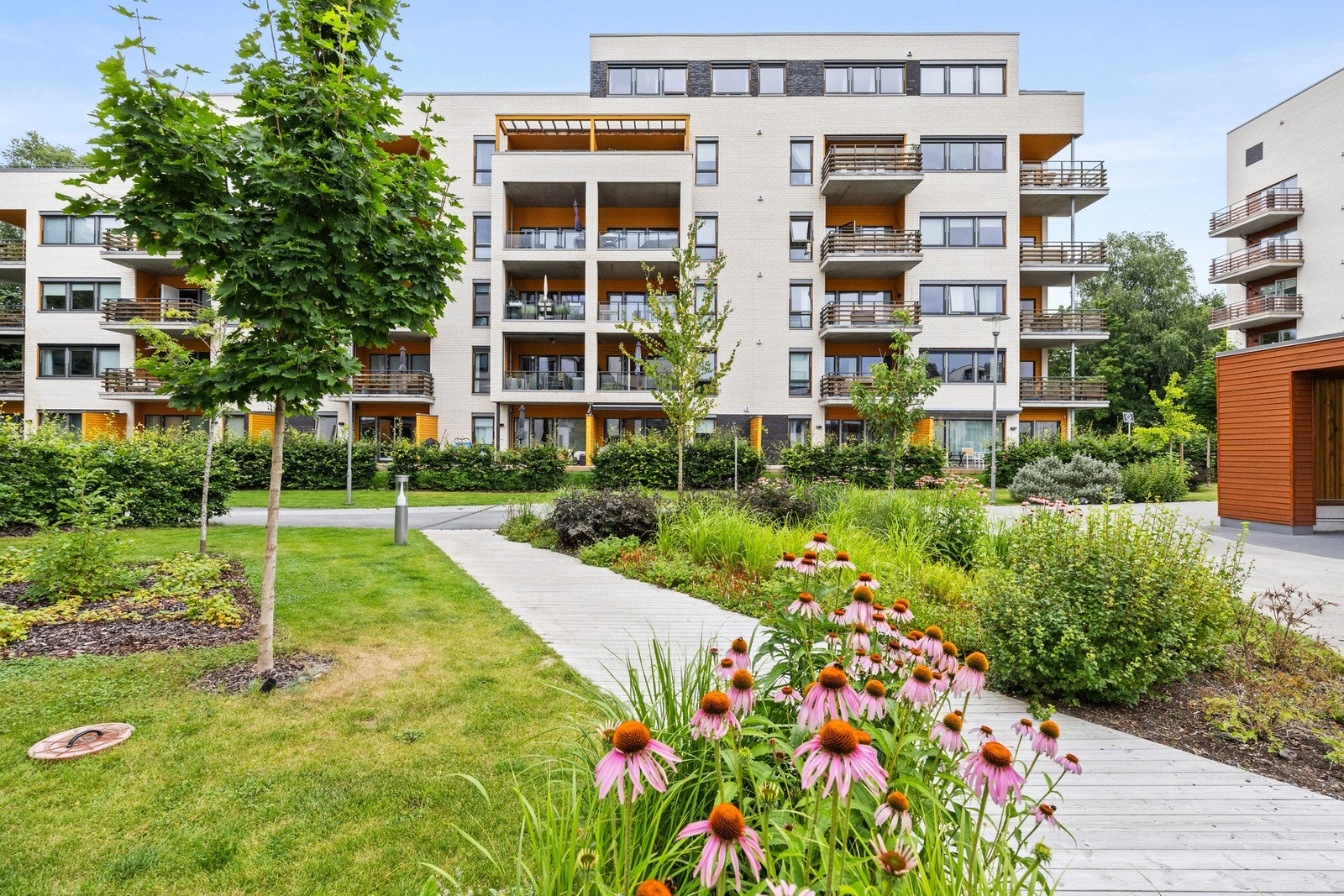 Eiendommen har en attraktiv beliggenhet i et etablert og familievennlig boligområde. Galleribilde