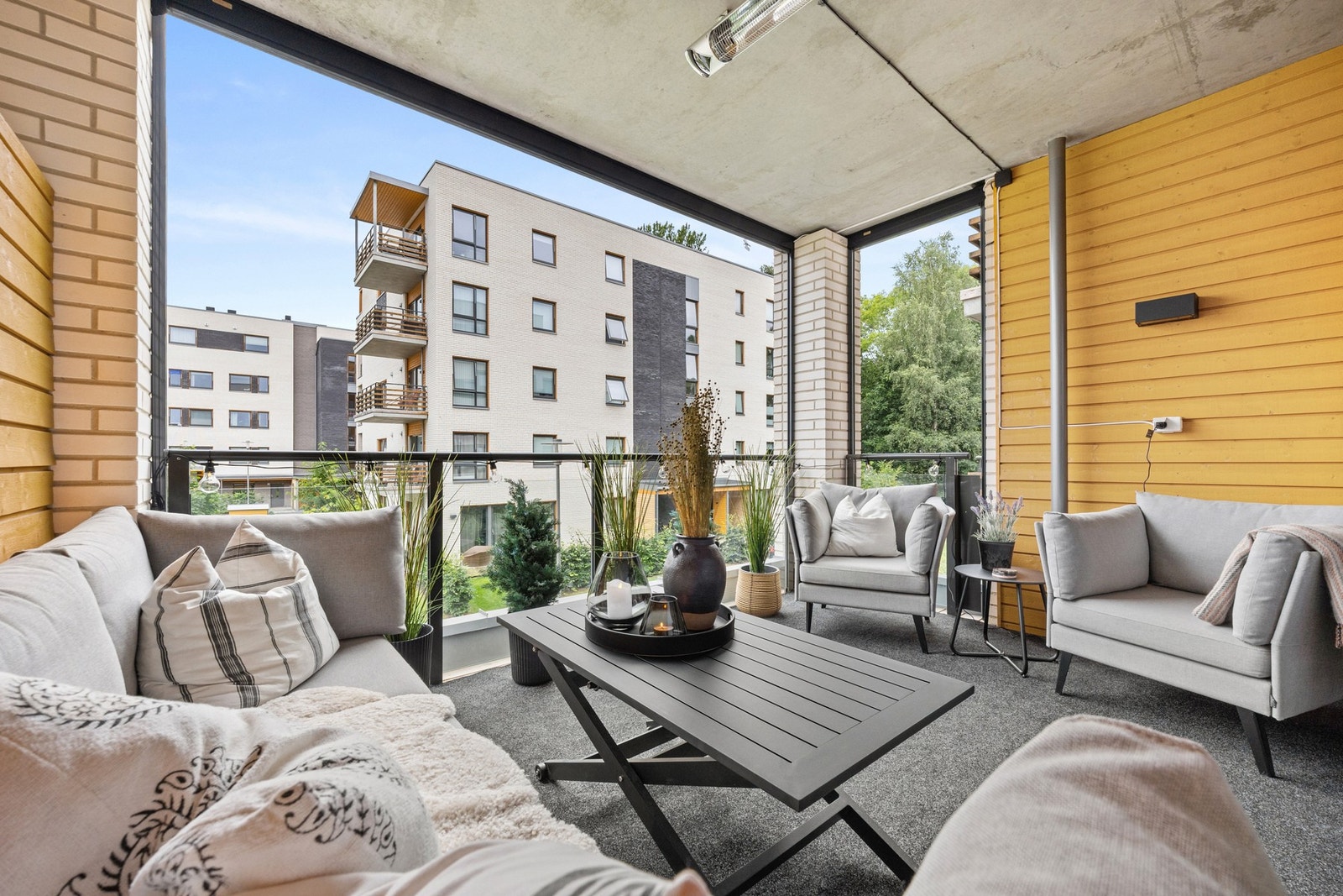 Balkongen er utstyrt med screens, og flere av vinduene har også screens som bidrar til både komfort og skjerming på solrike dager. Galleribilde