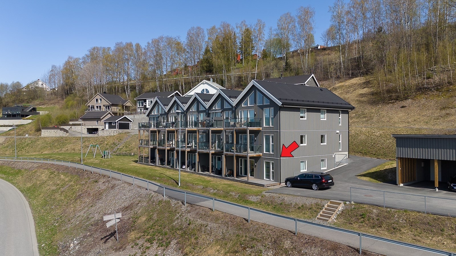 Moderne leilighet fra 2022 på bakkeplan med god planløsning og åpen løsning mellom stue/kjøkken Galleribilde
