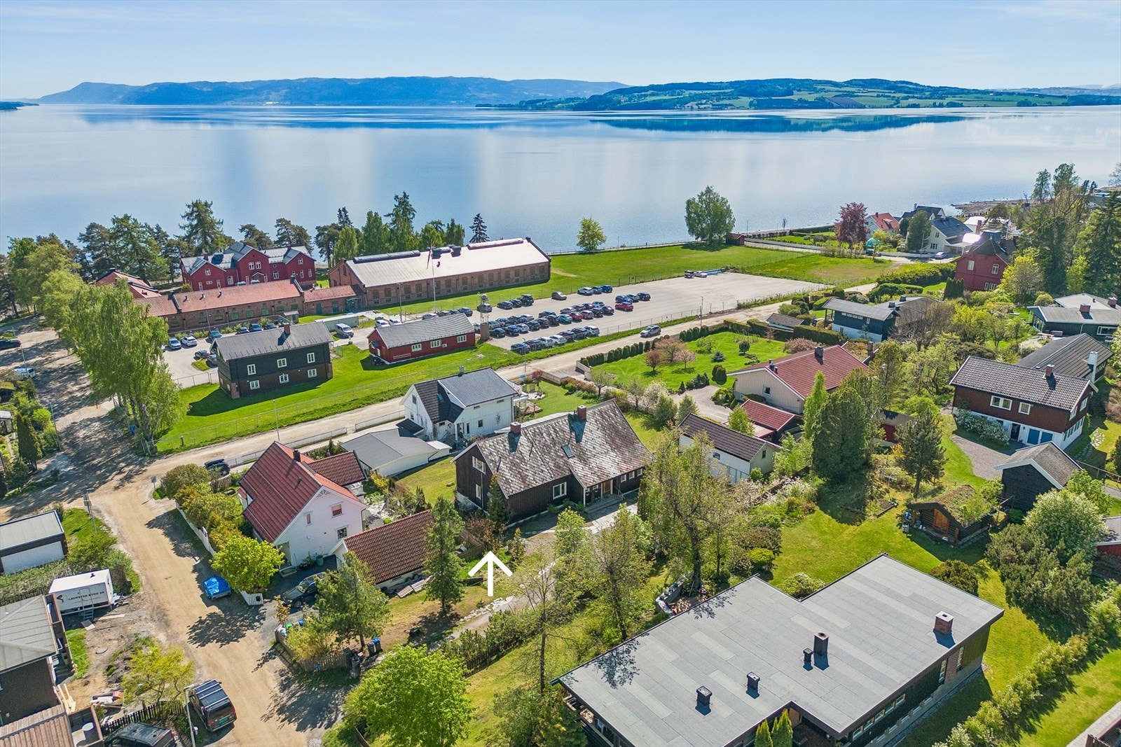 Eiendommen har en sentral beliggenhet ved Domkirkeodden, med få minutters gange til Mjøsa og populære rekreasjonsområder. Galleribilde