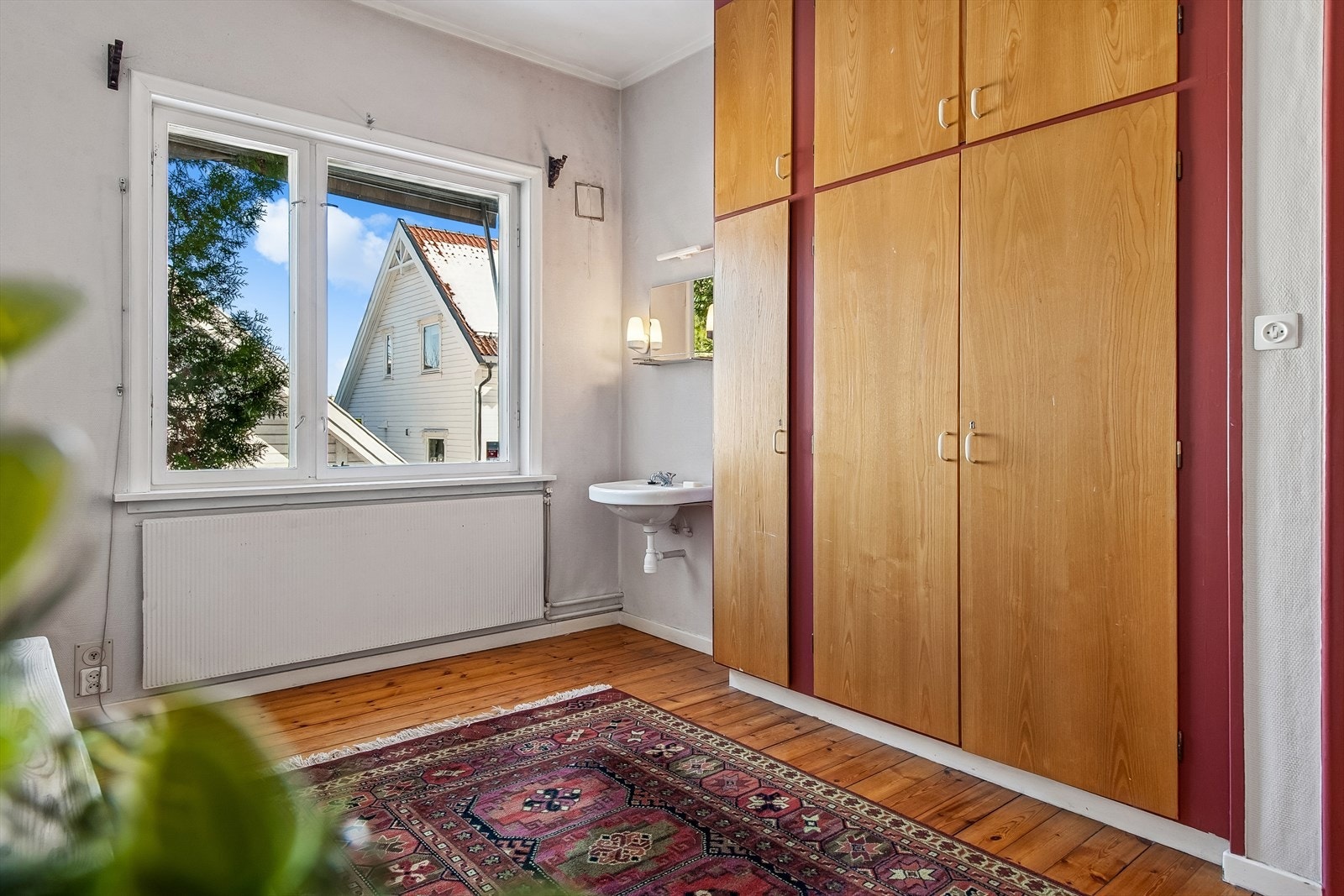 Det andre soverommet i 1. etasje har heltre gulv og egen servant. Galleribilde