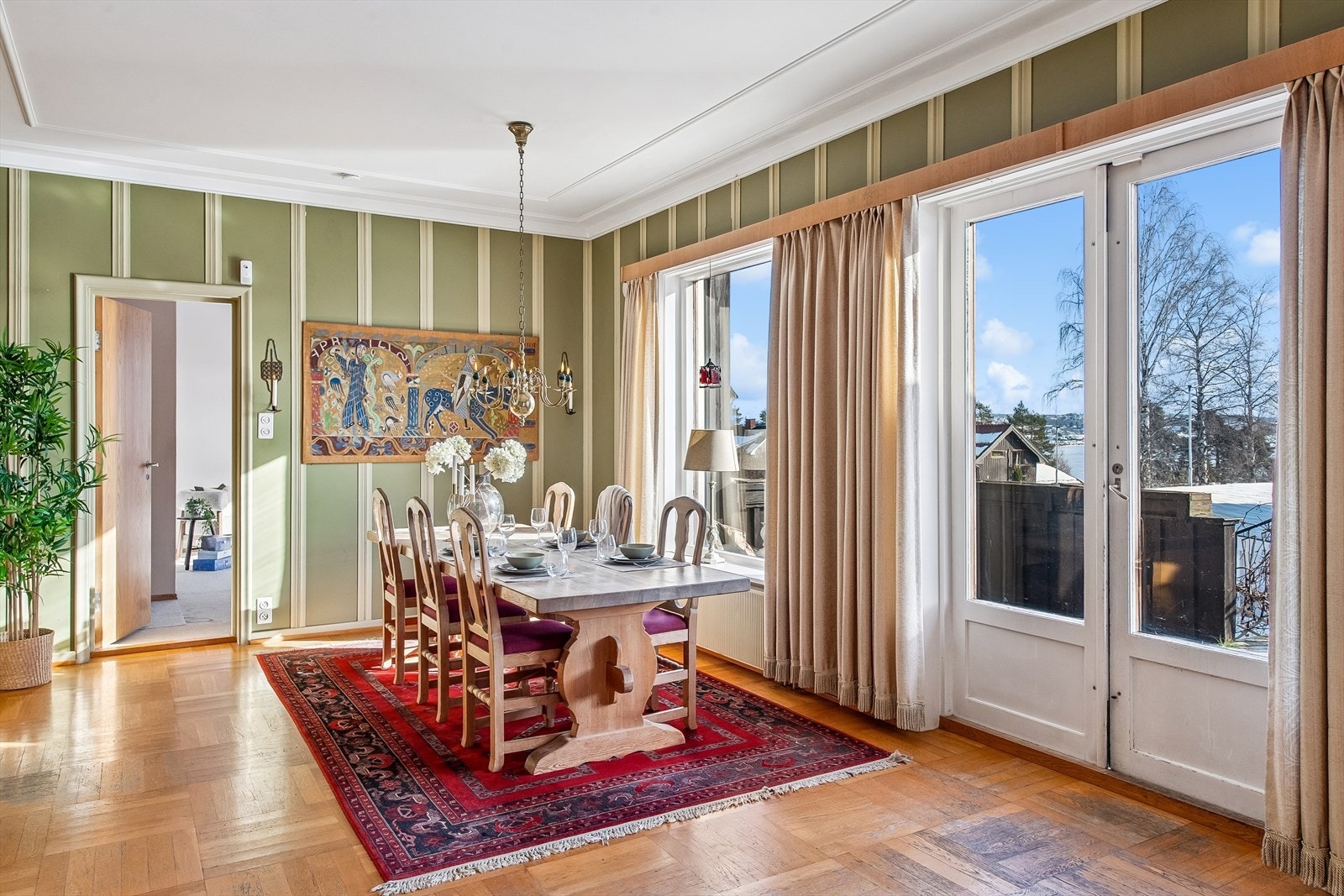 Spisestuen har direkte utgang til en stor, delvis overbygd terrasse på 24 m². Galleribilde