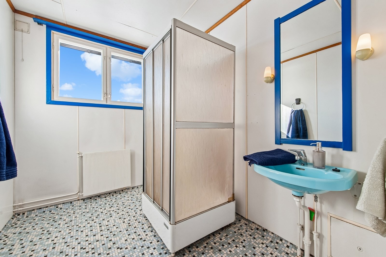 Badet i andre etasje har fliser på gulv, vegger med respatex-plater, servant og dusjkabinett. Galleribilde
