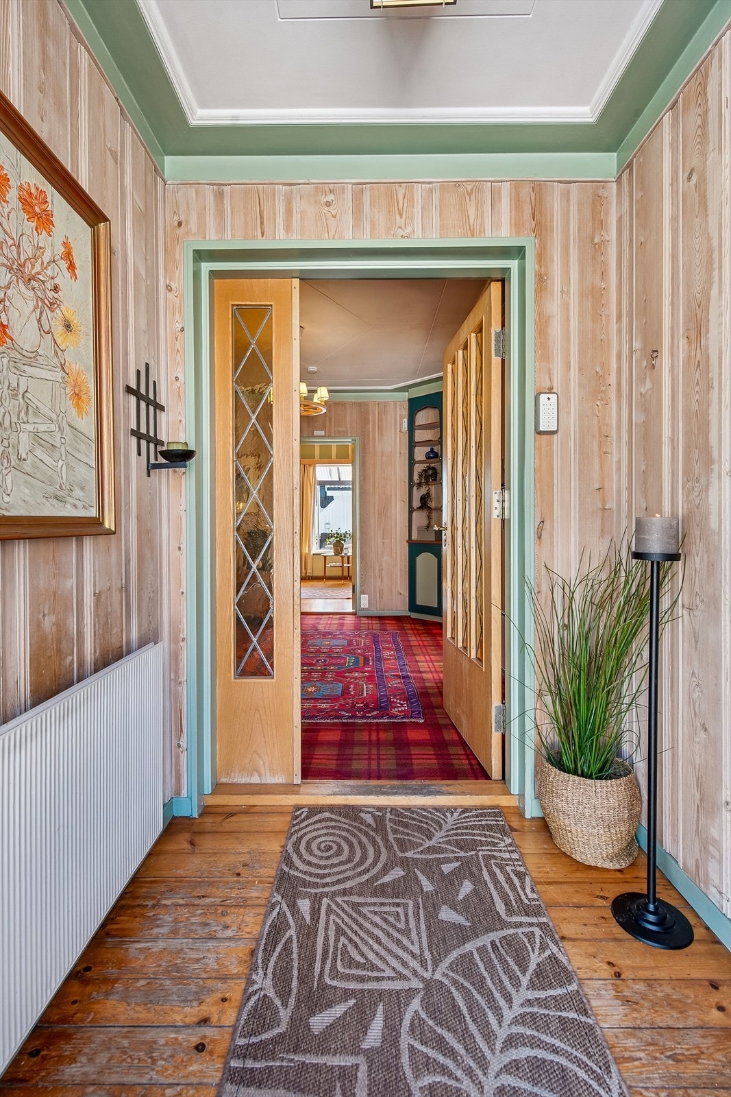 Fra et overbygget inngangsparti kommer du inn i vindfanget, som tar deg videre inn i en romslig hall. Galleribilde