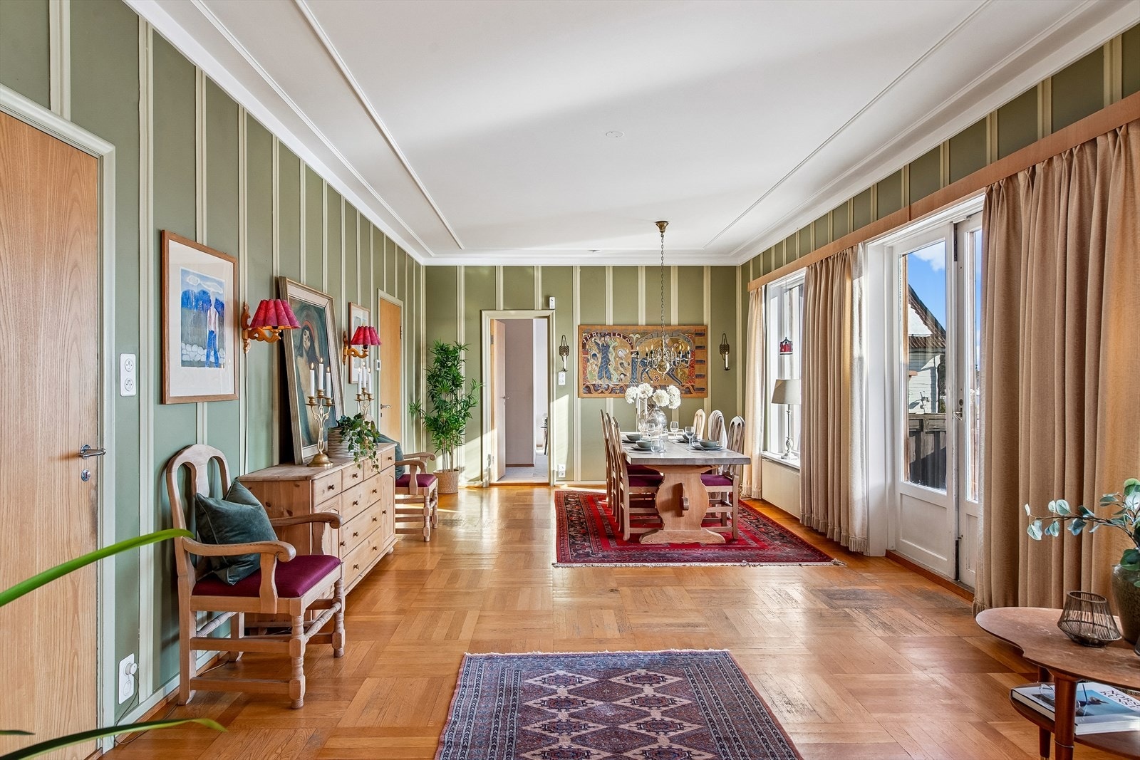 Her er det god plass til et stort spisebord for sammenkomster med familie og venner. Galleribilde