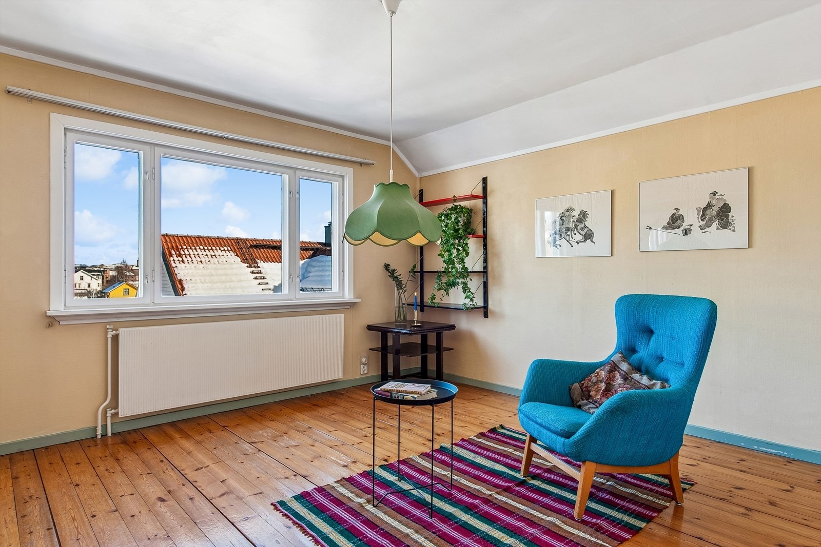 Nok et romslig soverom i andre etasje med heltre gulv. Galleribilde