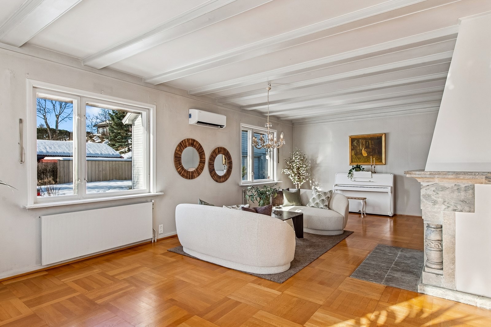 Stuen har en god størrelse som gir fleksible møbleringsmuligheter for ulike sosiale soner. Galleribilde