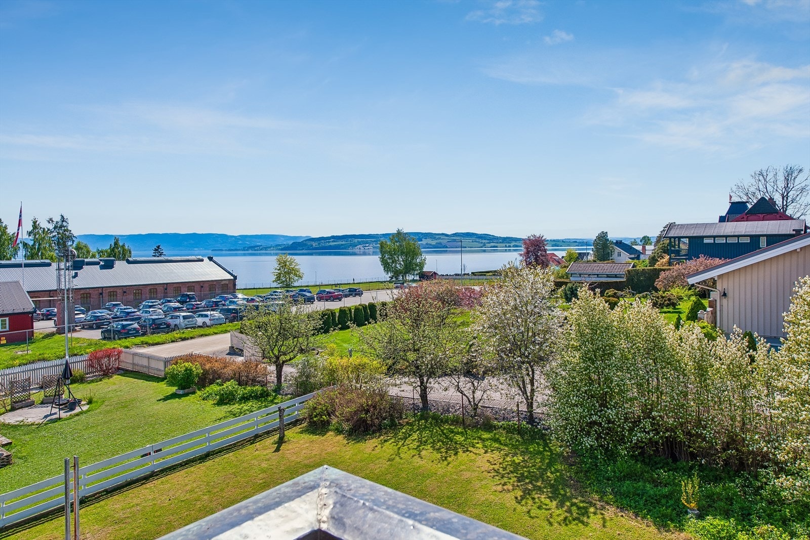 Fra balkongen til hovedsoverommet er det flott utsikt til Mjøsa og omegn Galleribilde