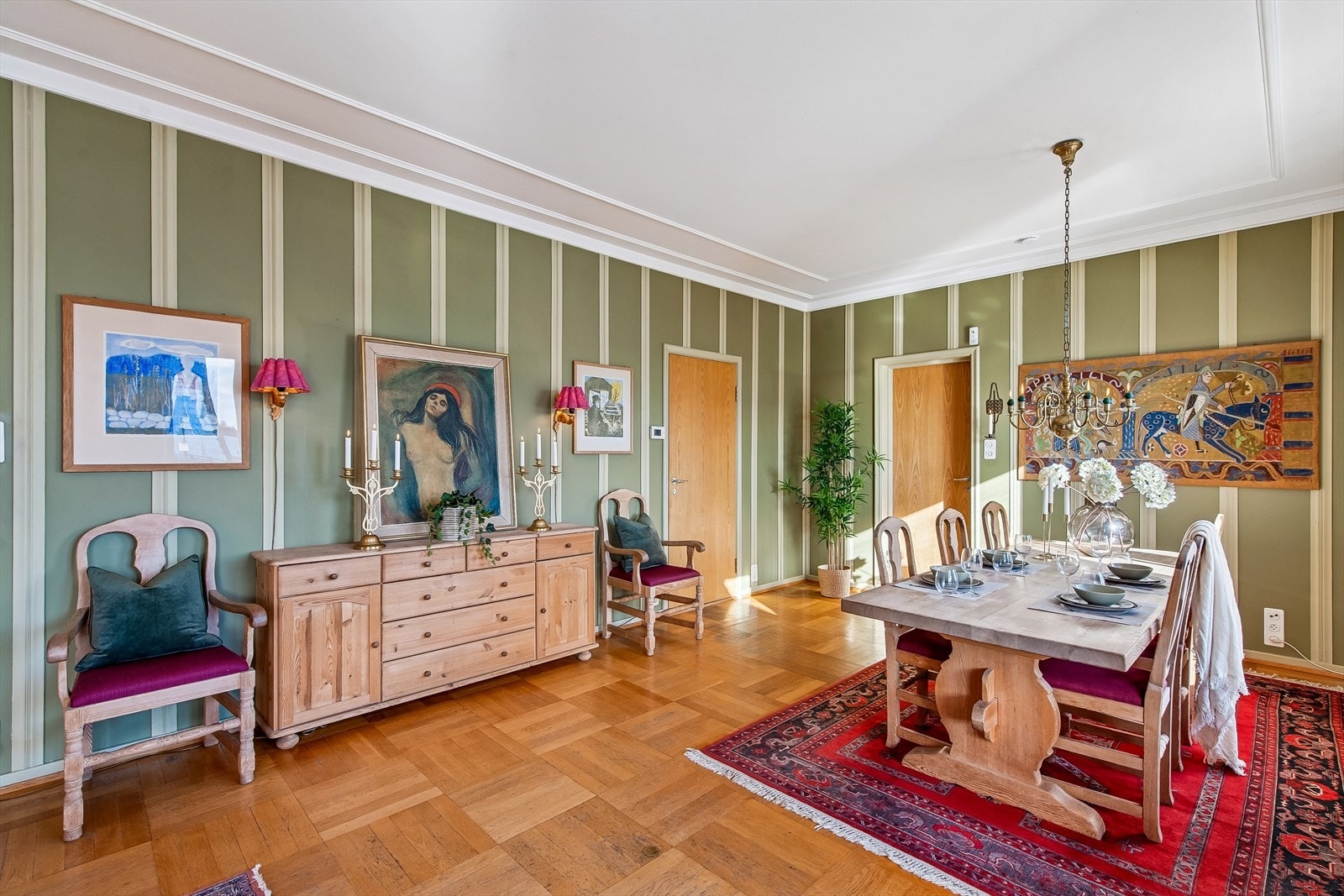 Spisestuen har en klassisk stil med tapetserte vegger og parkett på gulvet. Galleribilde