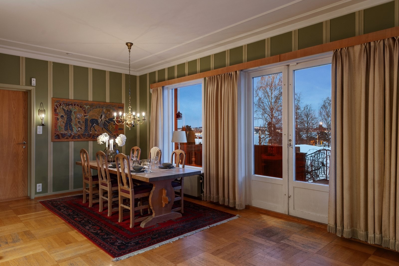 Doble dører åpner opp mot terrassen. Galleribilde