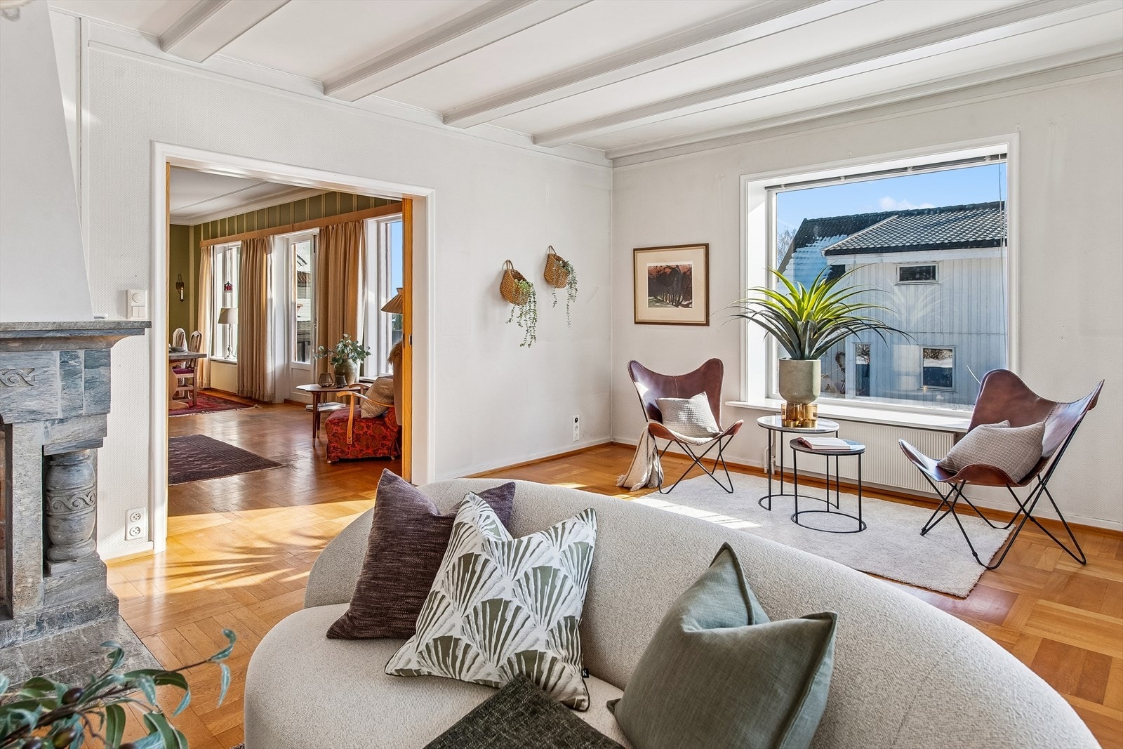Fra stuen er det en åpen forbindelse inn til en romslig spisestue. Galleribilde