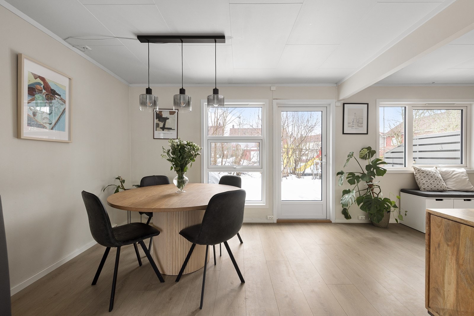 Fra stue og spisestue er det direkte adkomst til en flott hage. Galleribilde