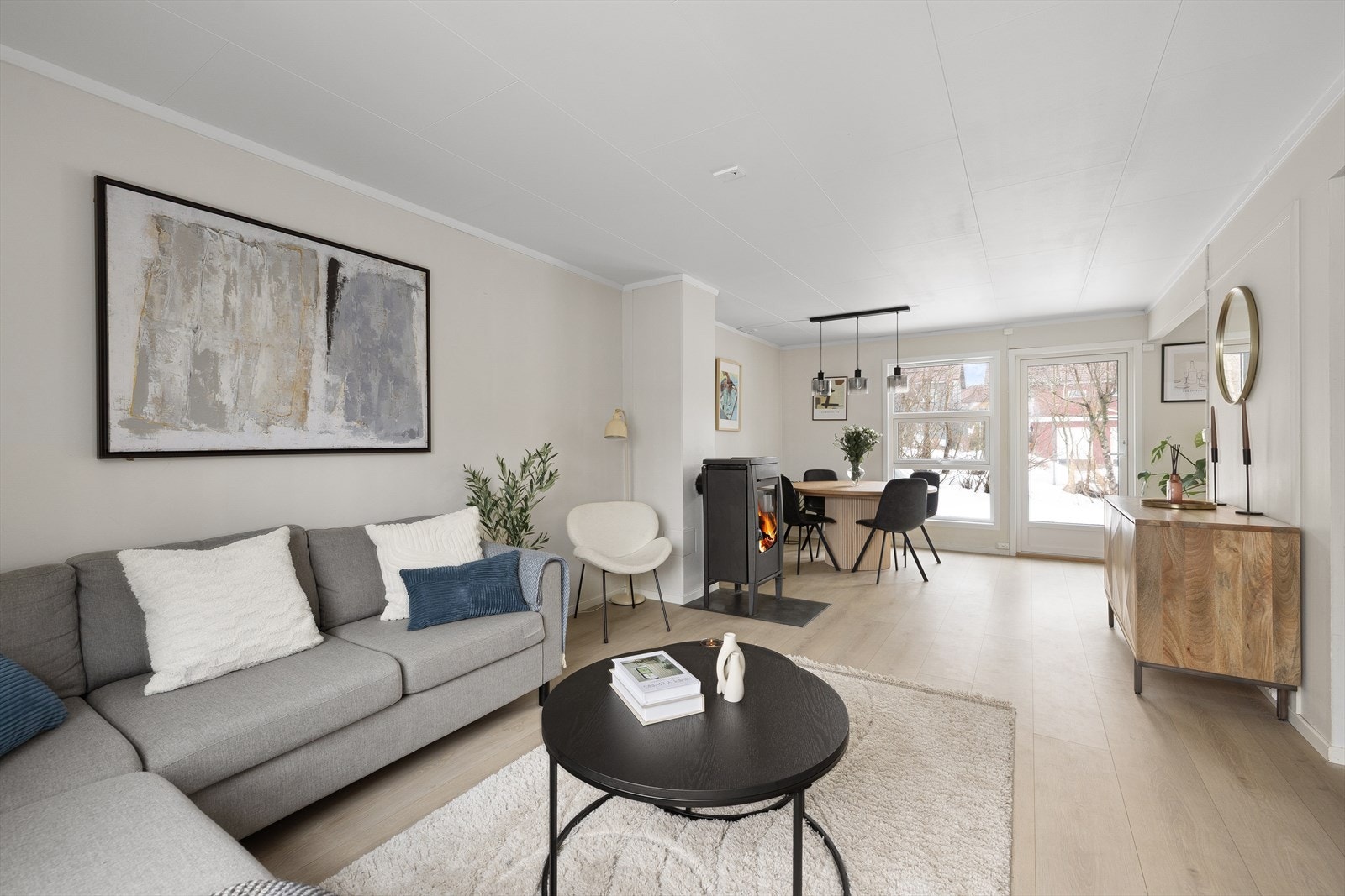 Stuen er romslig med plass til flere soner Galleribilde