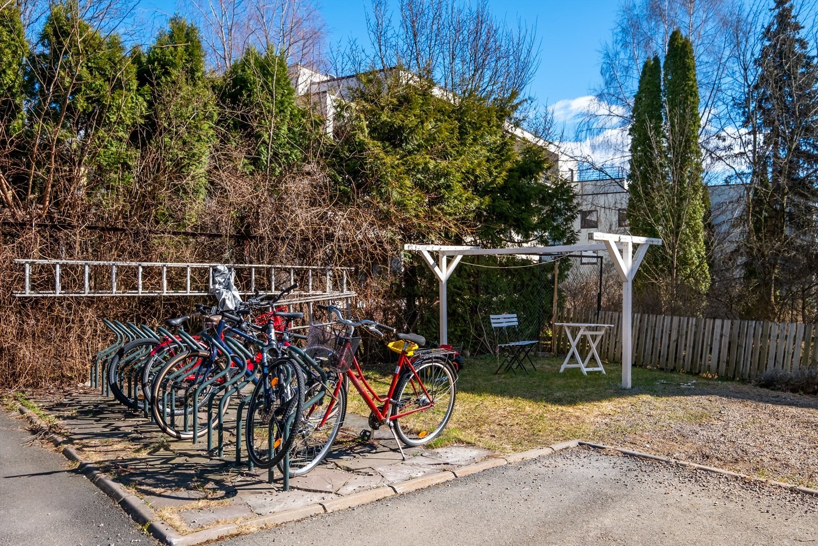 Koselig bakgård med sitteplasser og sykkelparkering. Galleribilde