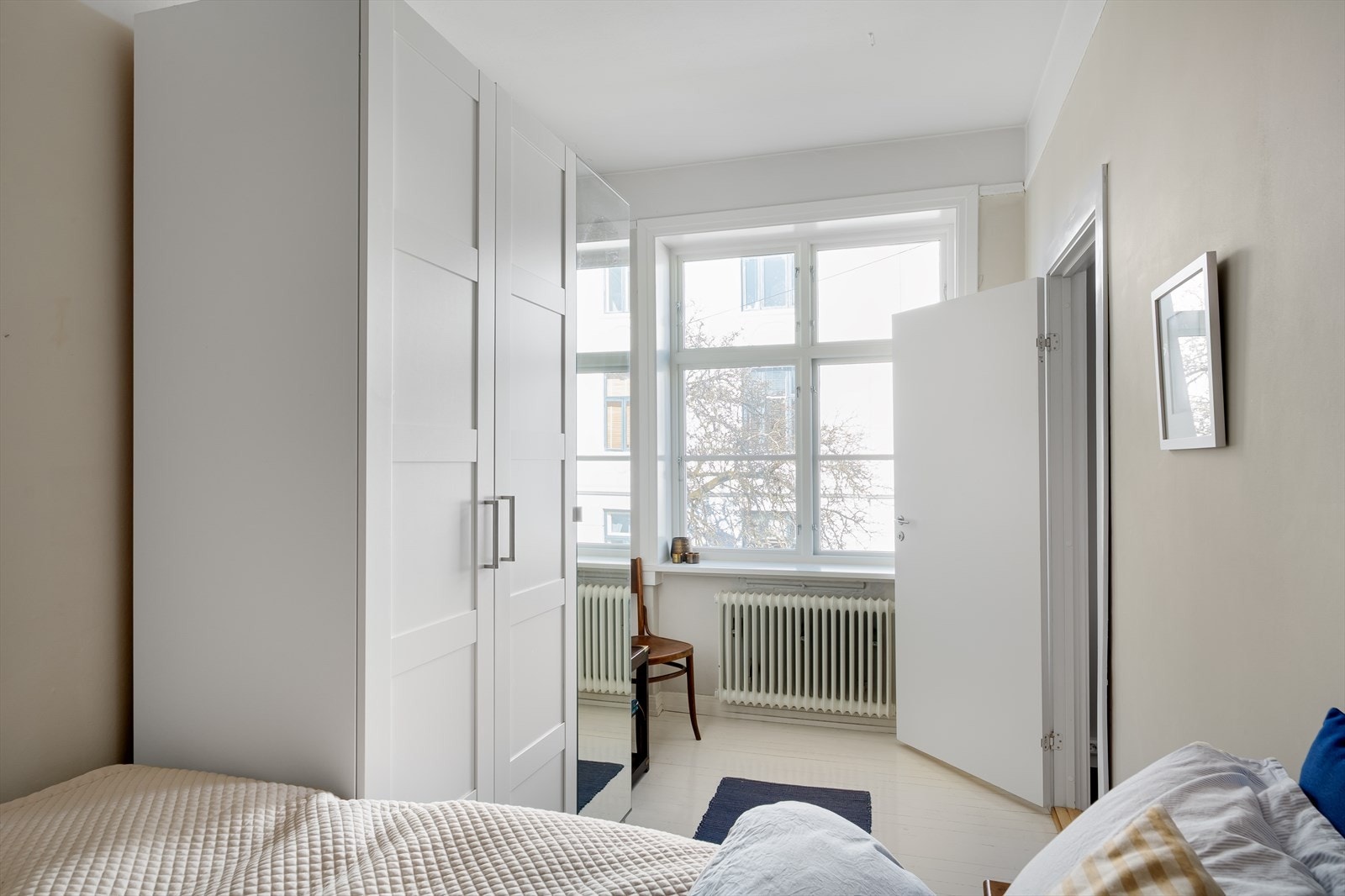 Store vindusflater som slipper inn rikelig med naturlig lys. Vinduene i leiligheten er fra 2025 og er laget av Snekkermester Per Bjerke AS. Galleribilde