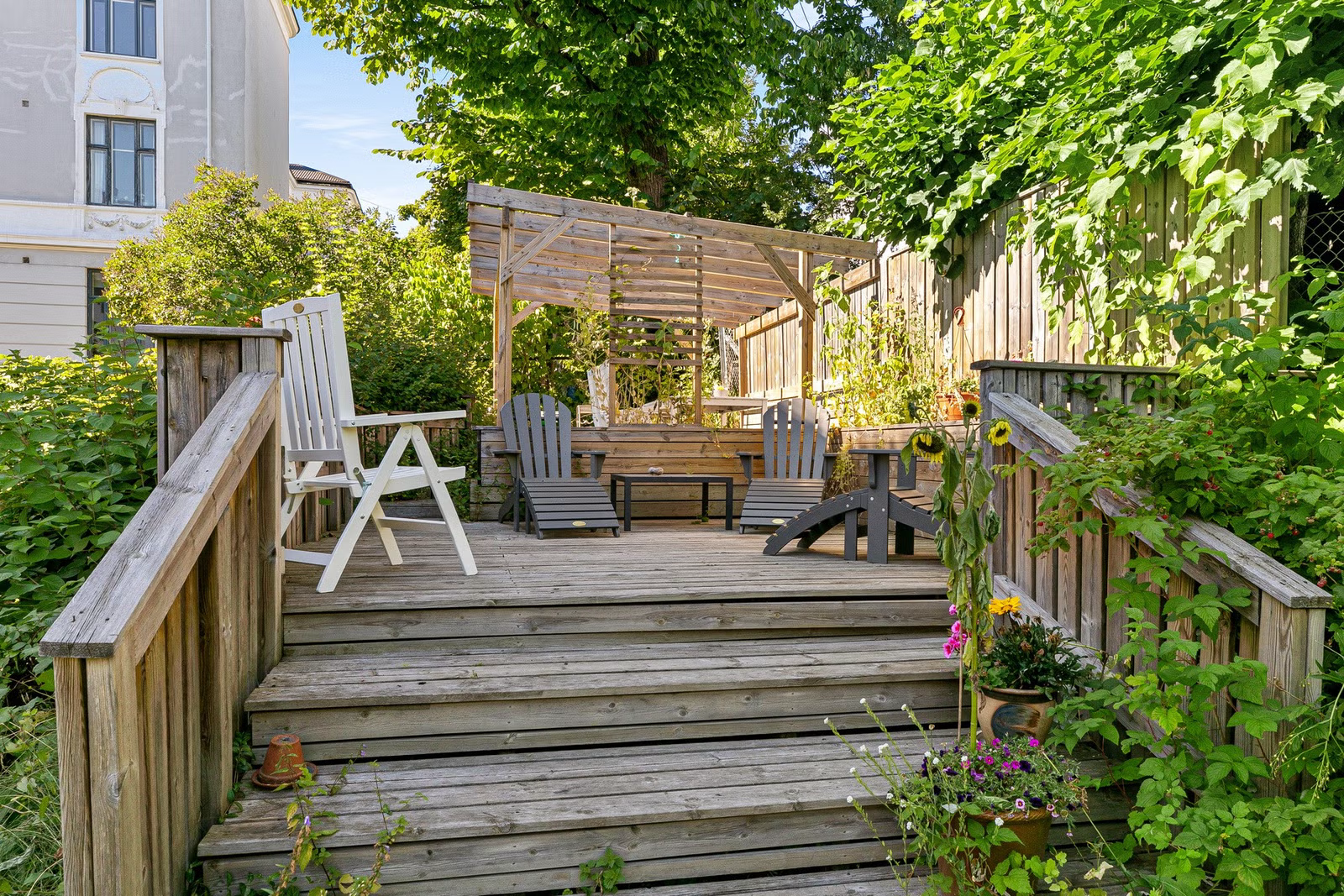 Gården har en pergola som kan brukes til fest, eller om man bare trenger en pause fra hjemmekontoret. Galleribilde