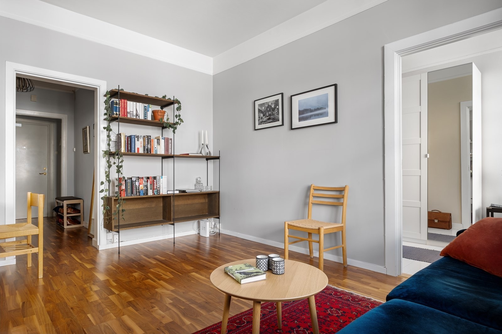 Rommet er lett å innrede, med plass til både sofagruppe, tv-møblement og spisebord. Galleribilde