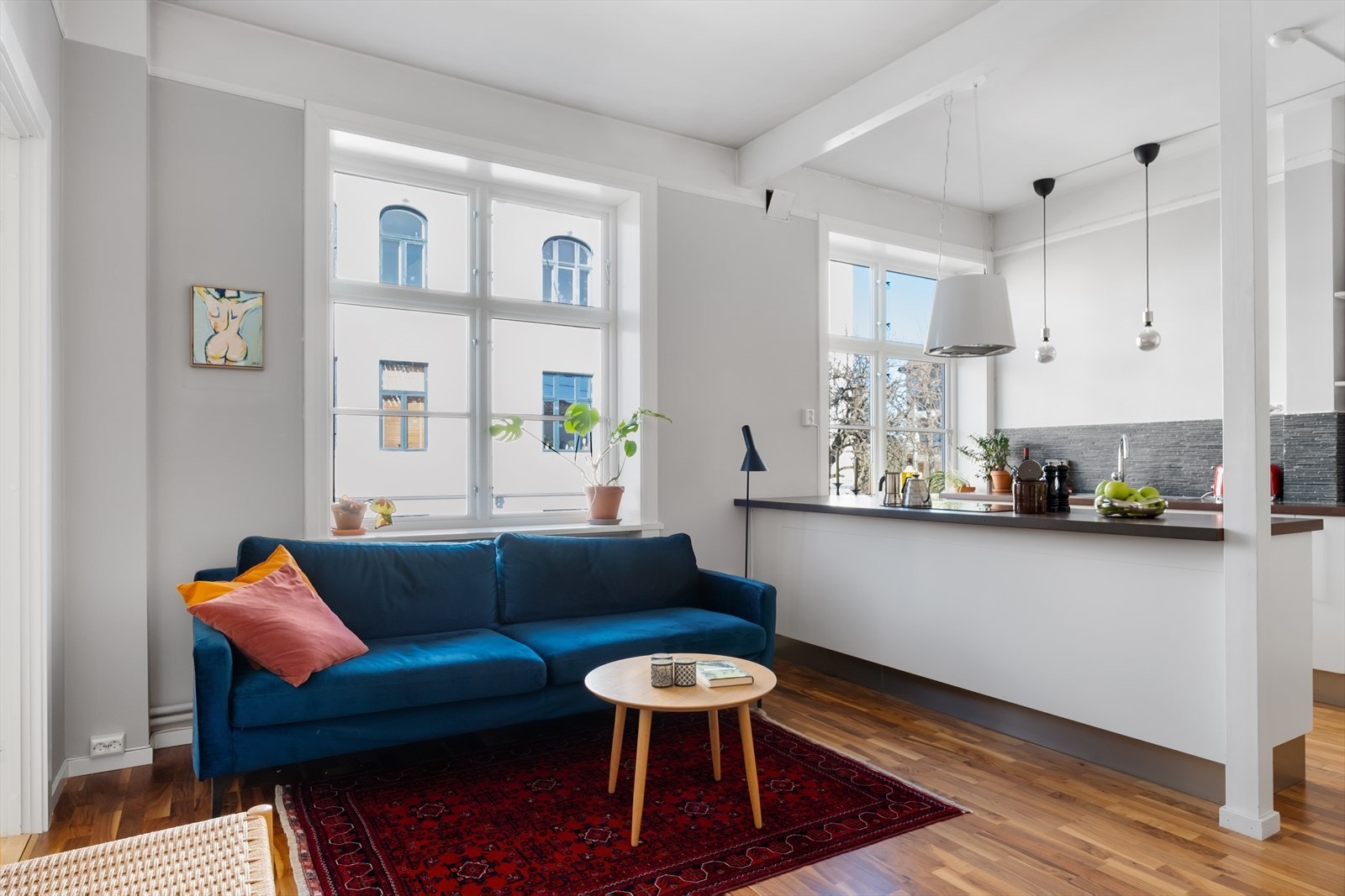 Lys og innbydende stue med store vindusflater som slipper inn rikelig med naturlig lys. Galleribilde