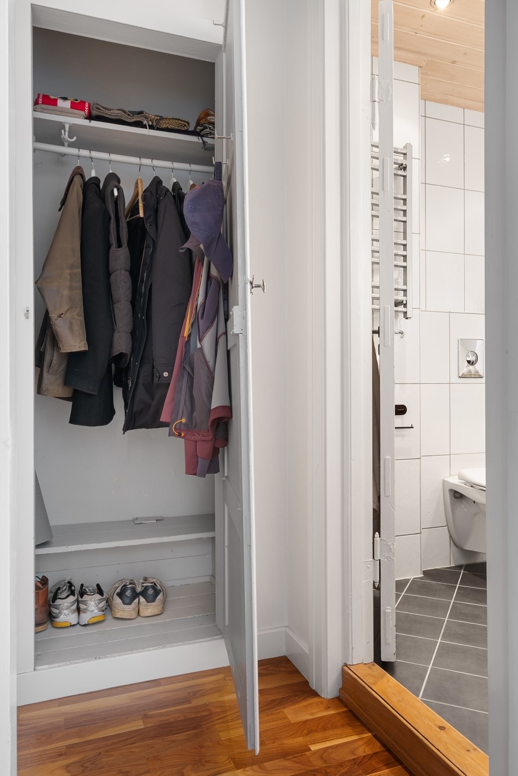 Det er garderobe på begge sider av entréen. Galleribilde