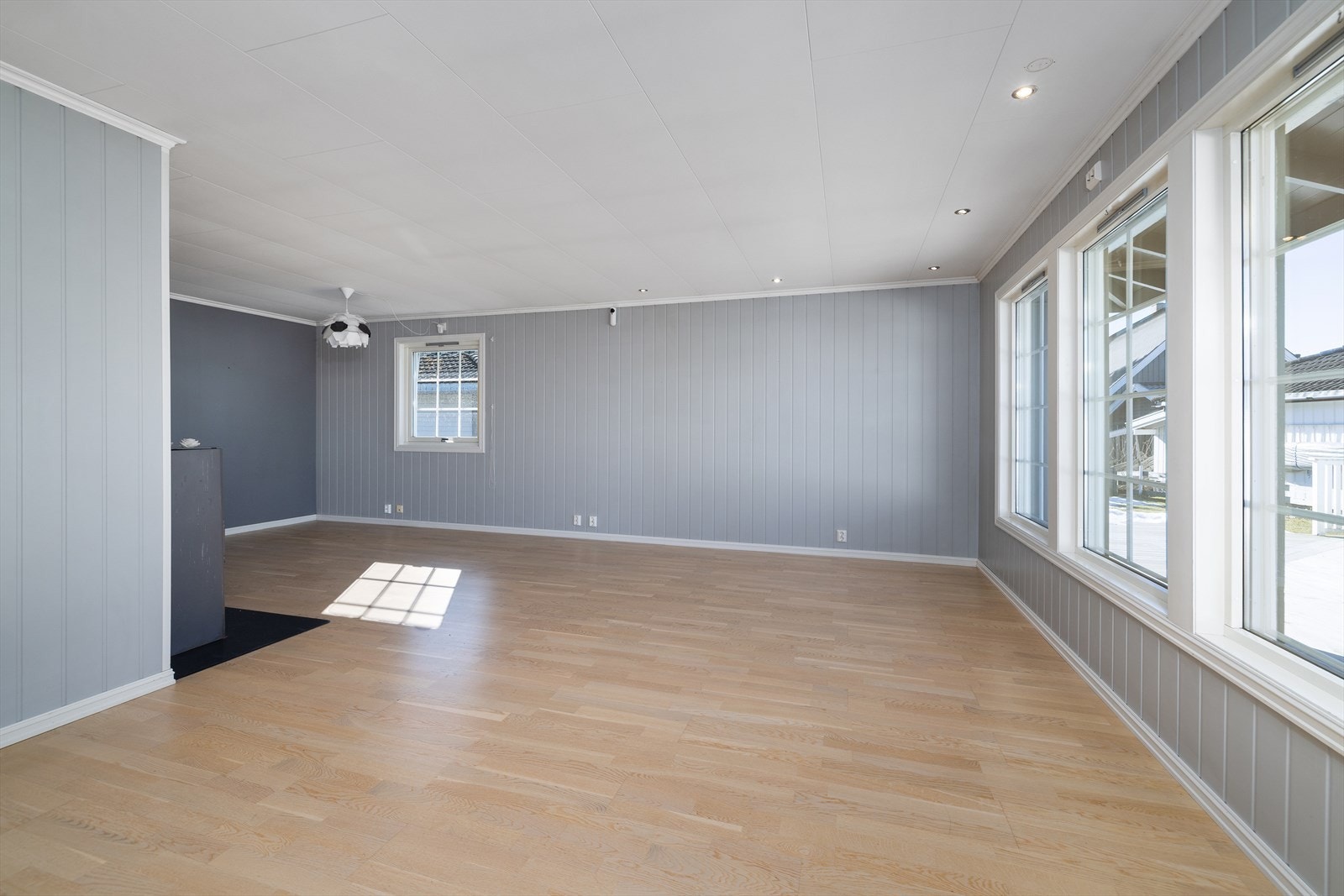 Stuen er lys og romslig, med store vindusflater. Galleribilde